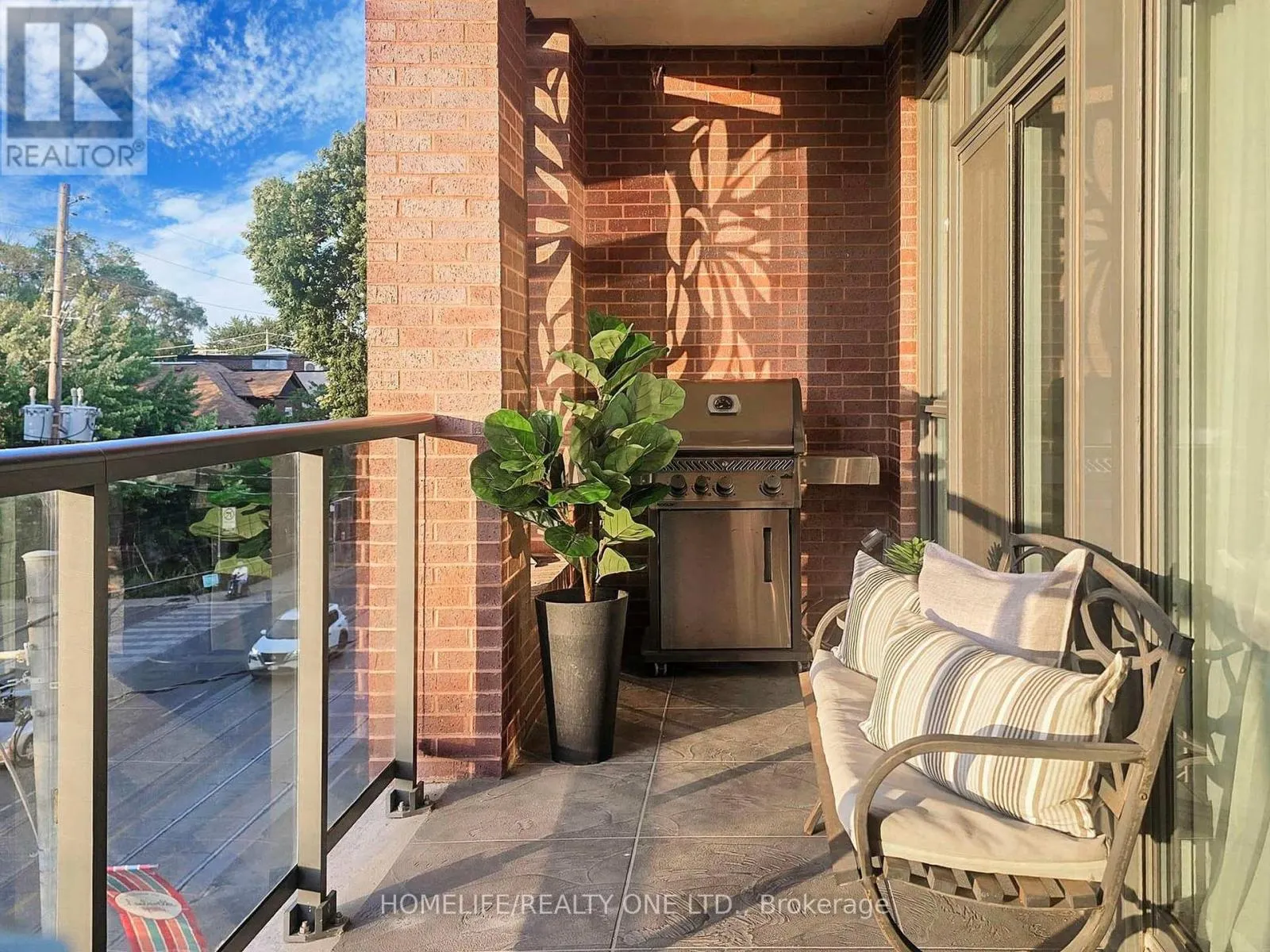 402 - 1331 QUEEN STREET E