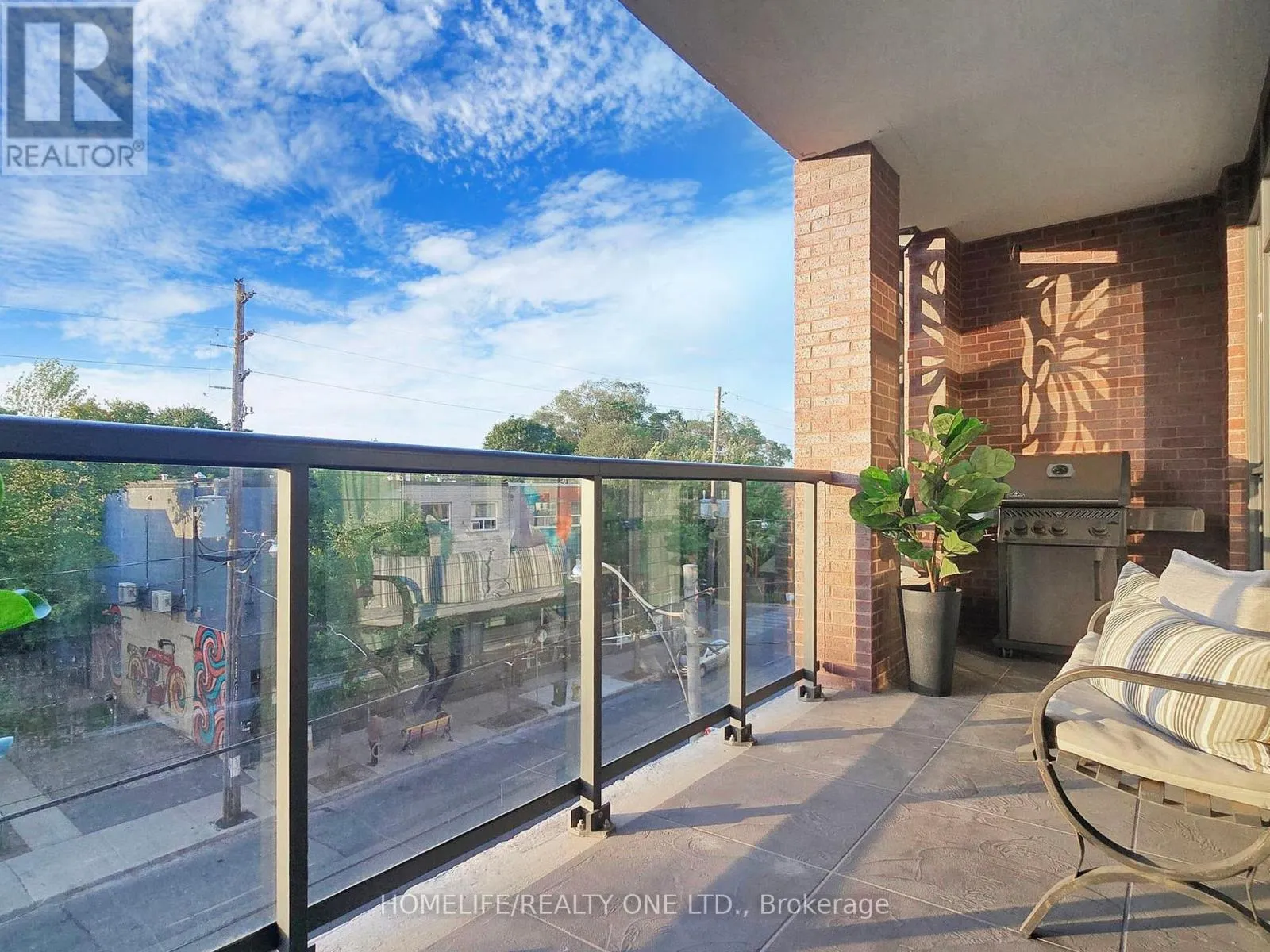 402 - 1331 QUEEN STREET E