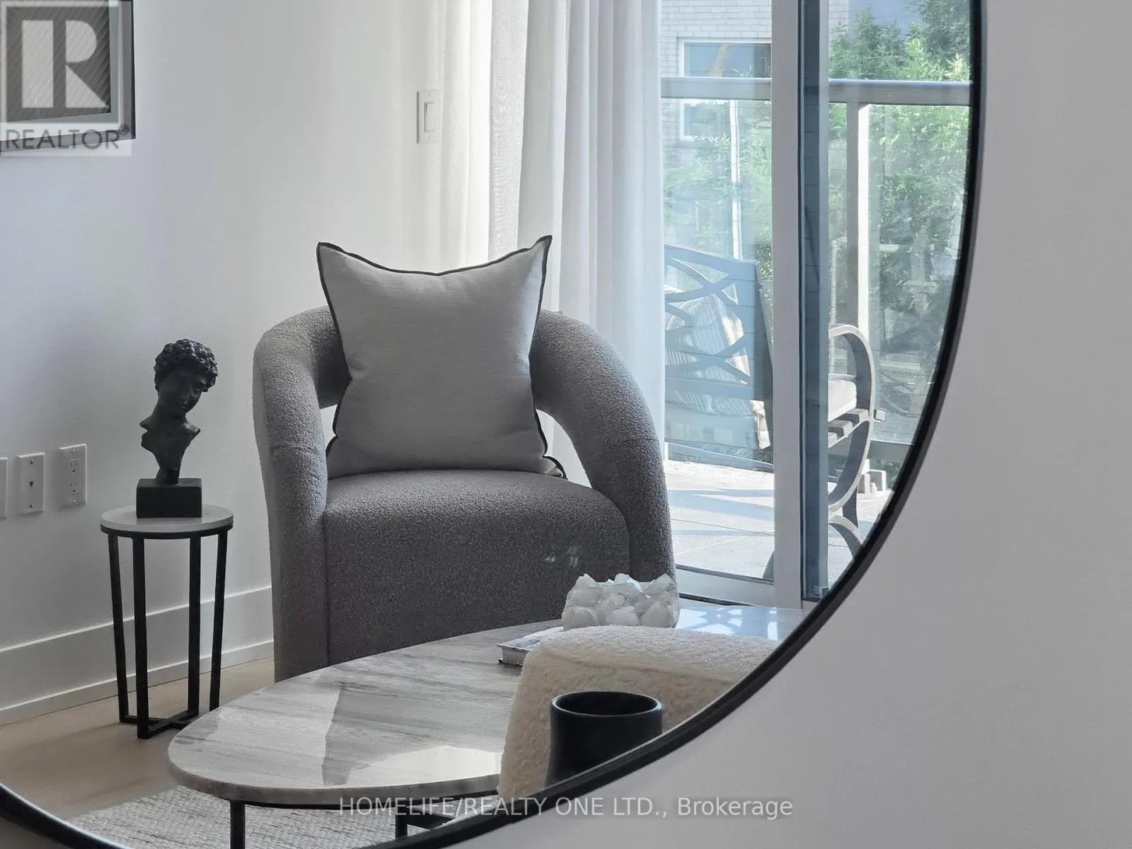 402 - 1331 QUEEN STREET E