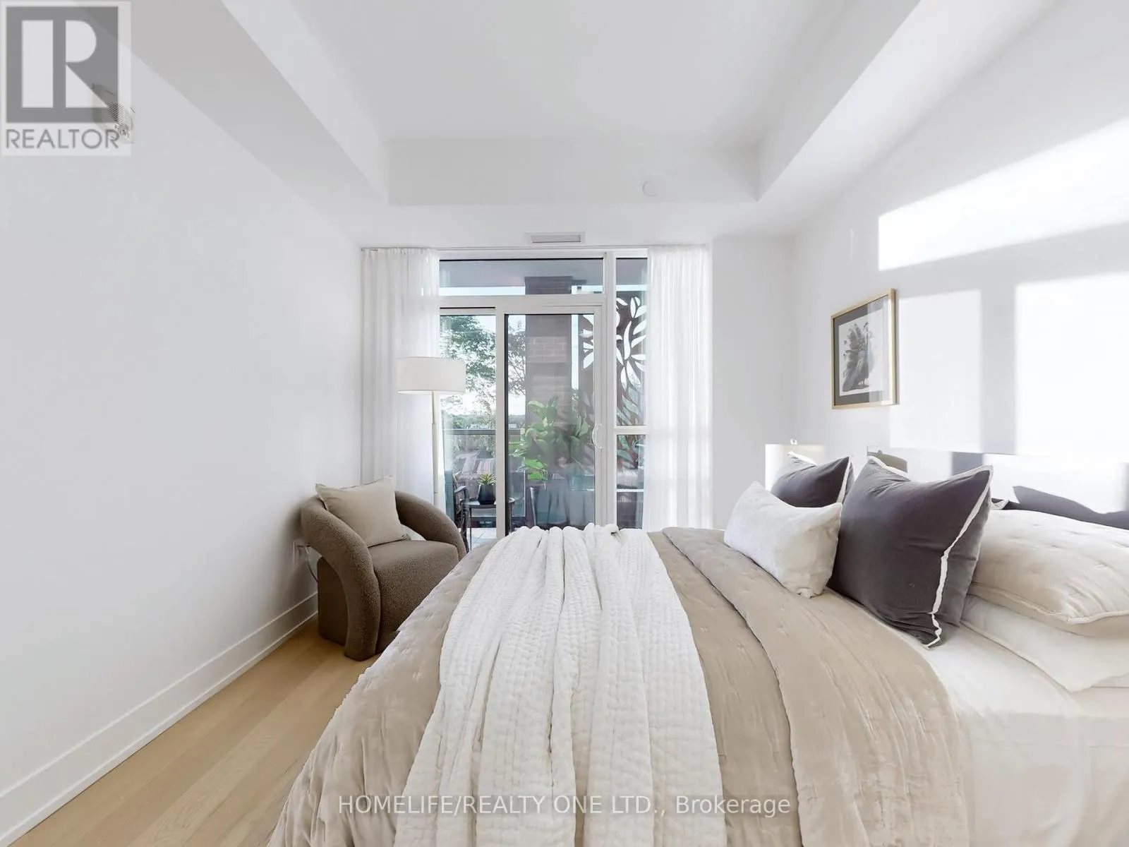 402 - 1331 QUEEN STREET E