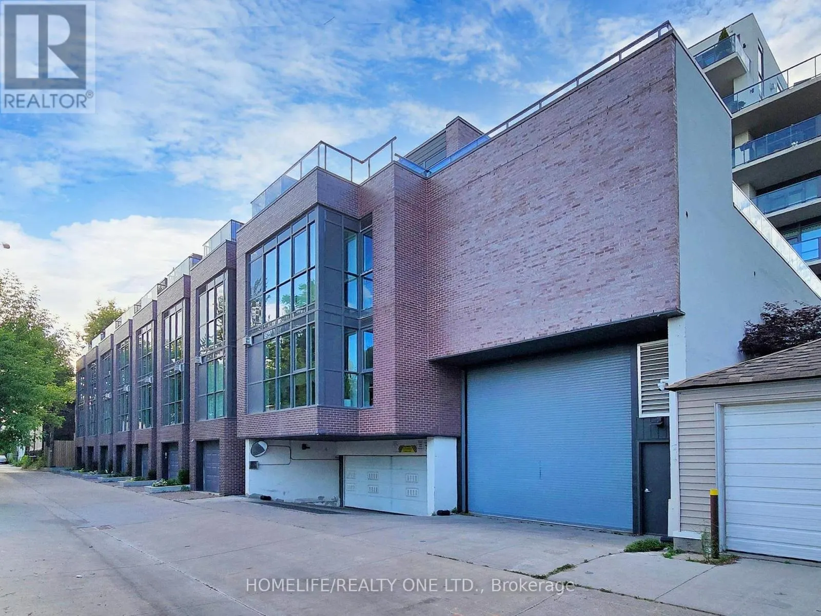 402 - 1331 QUEEN STREET E
