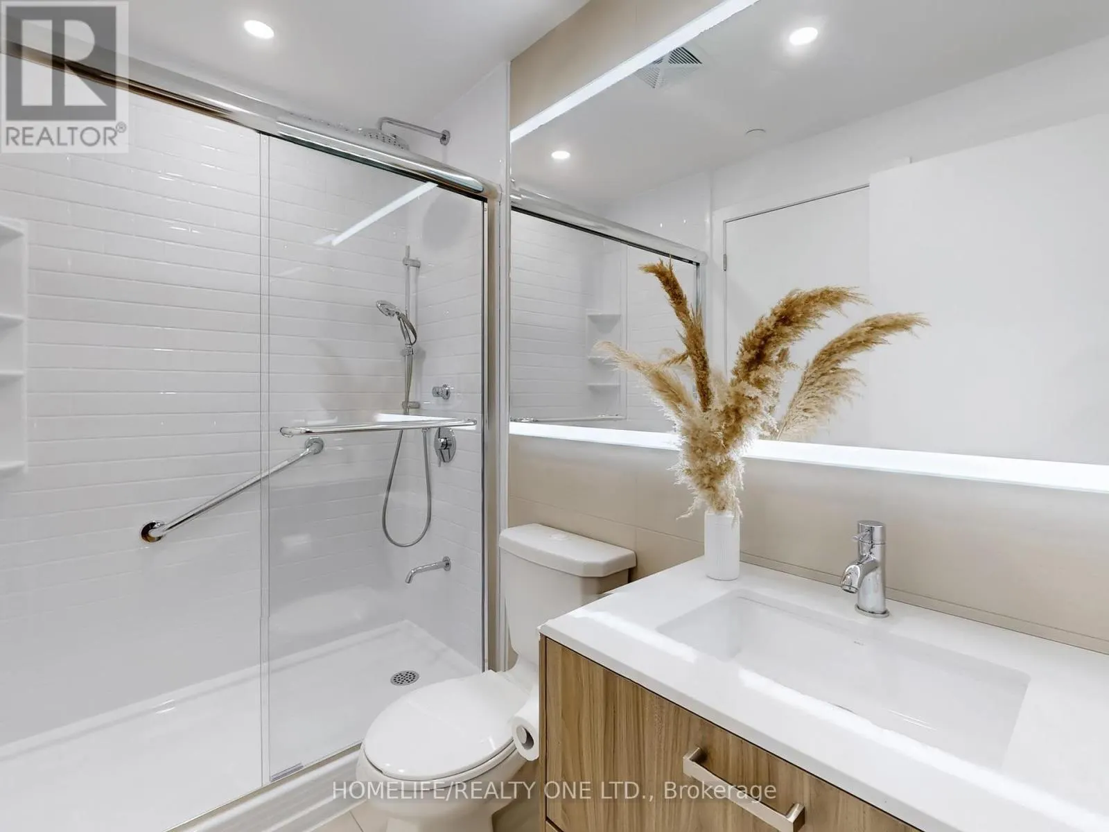 402 - 1331 QUEEN STREET E