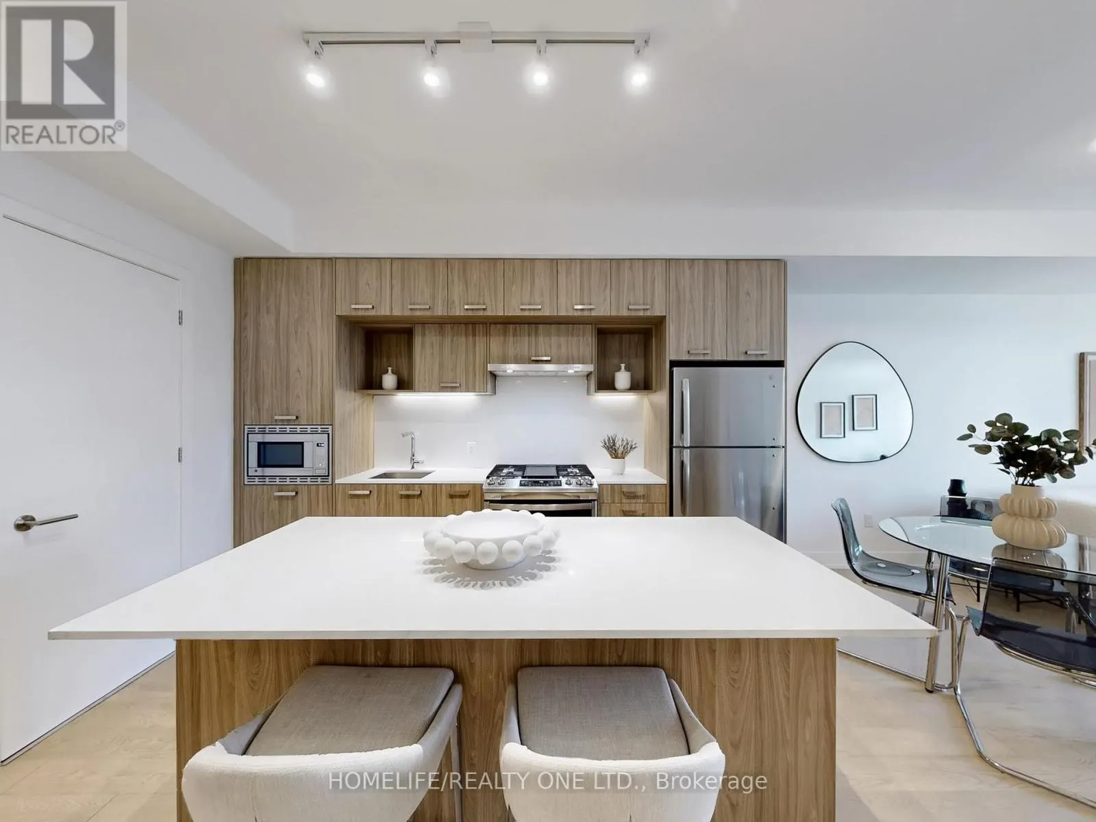 402 - 1331 QUEEN STREET E