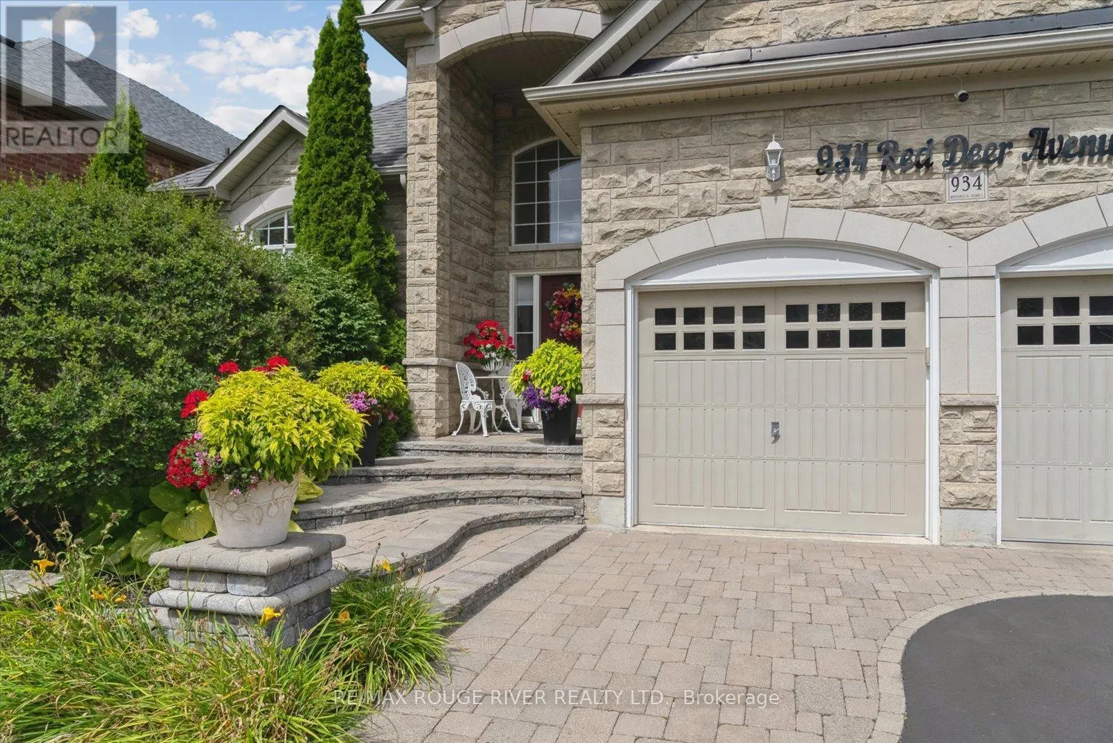 934 RED DEER AVENUE