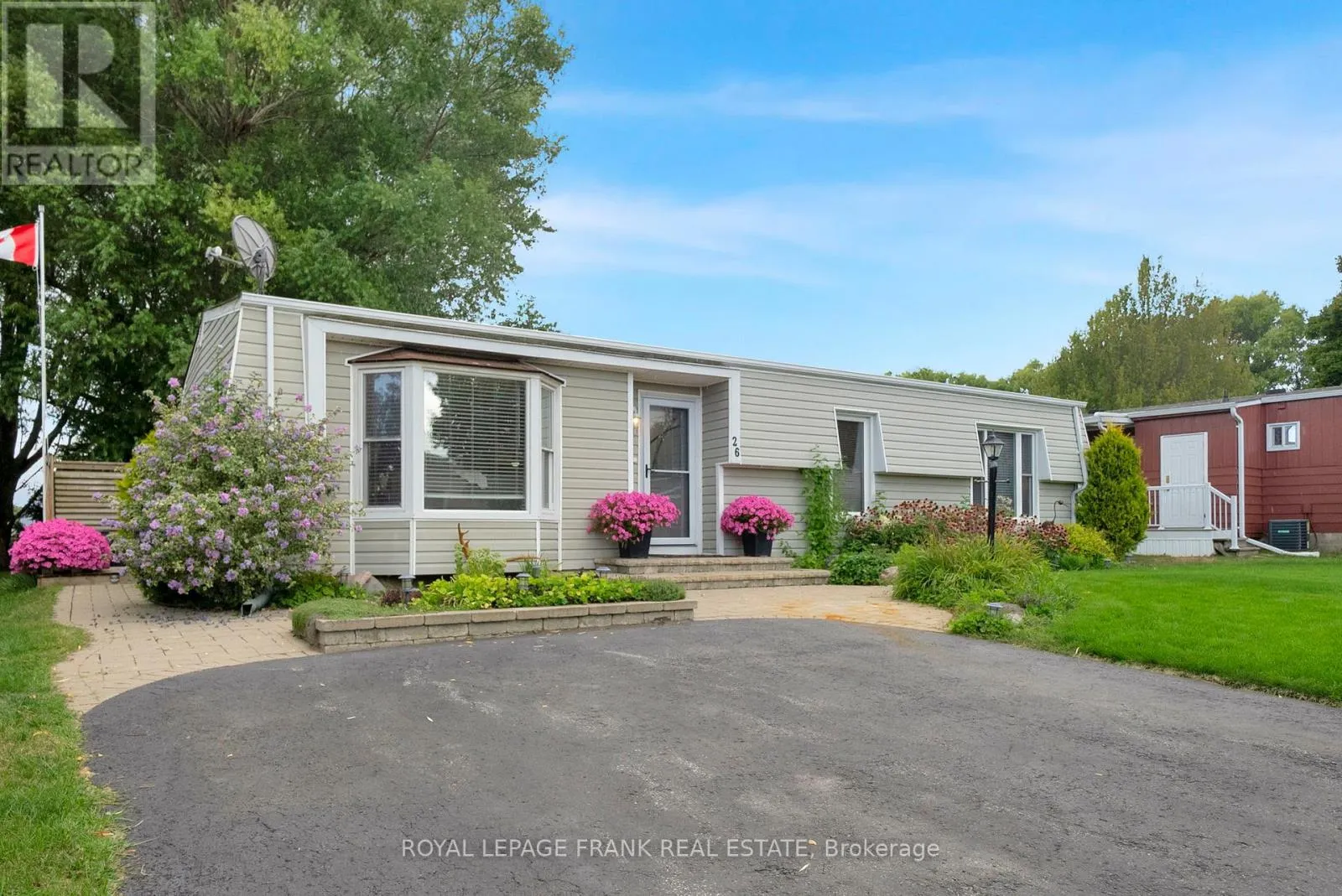 26 PINERIDGE CRESCENT