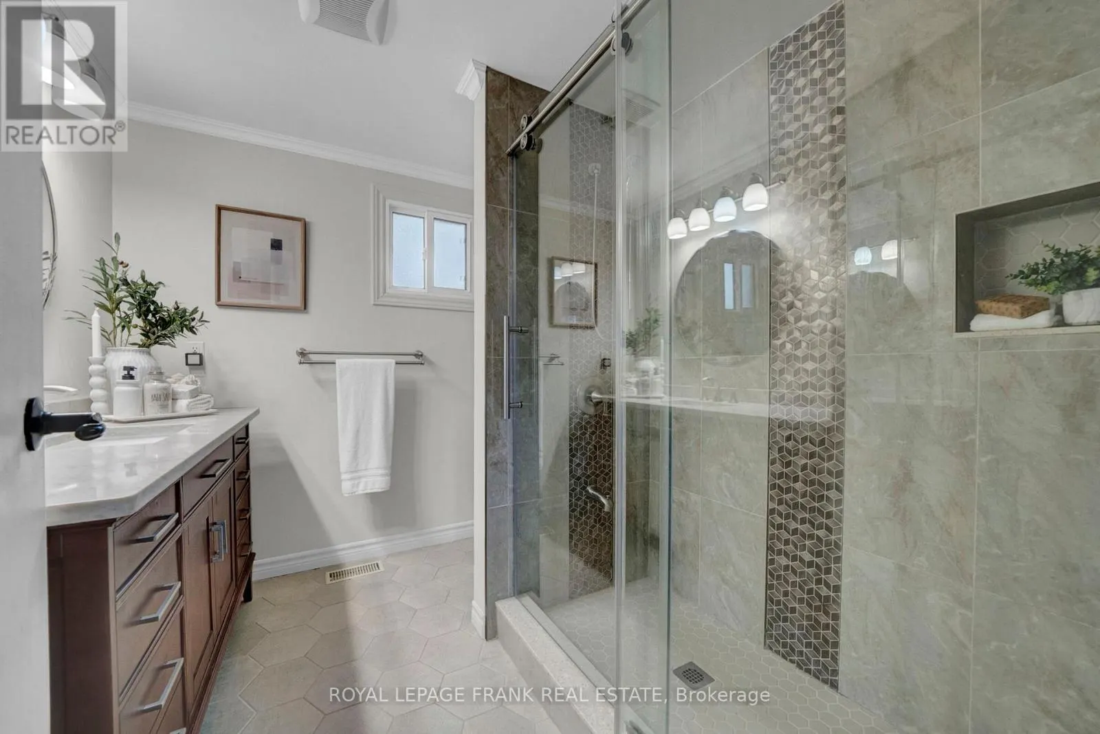 26 PINERIDGE CRESCENT