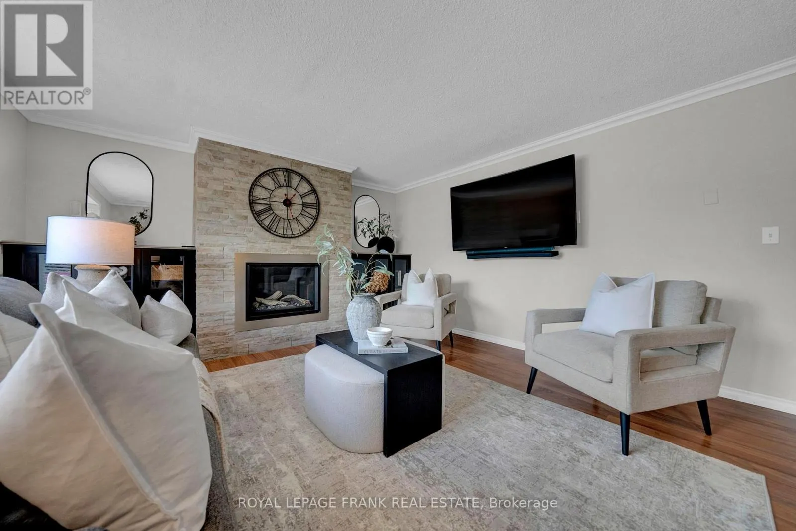 26 PINERIDGE CRESCENT