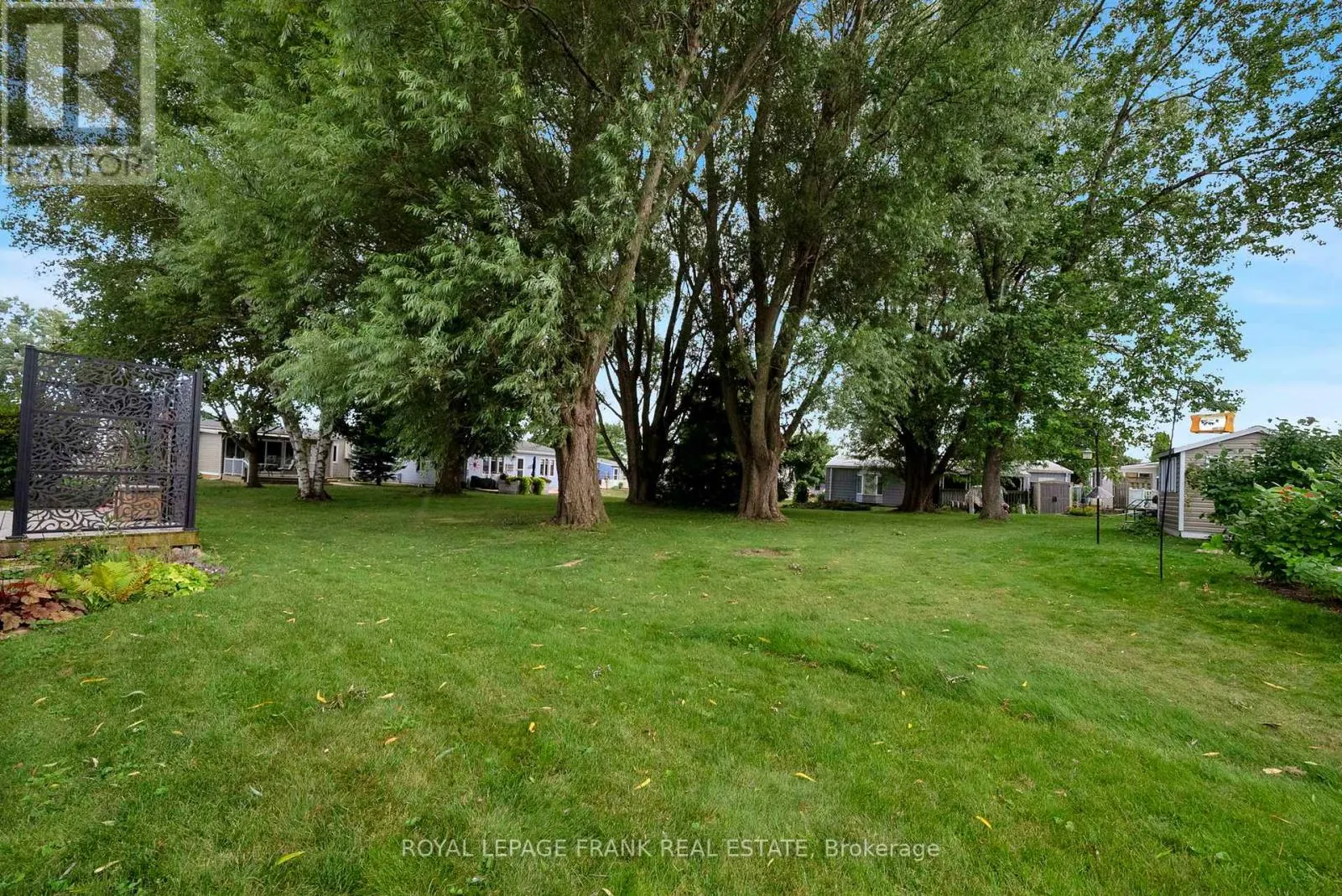26 PINERIDGE CRESCENT