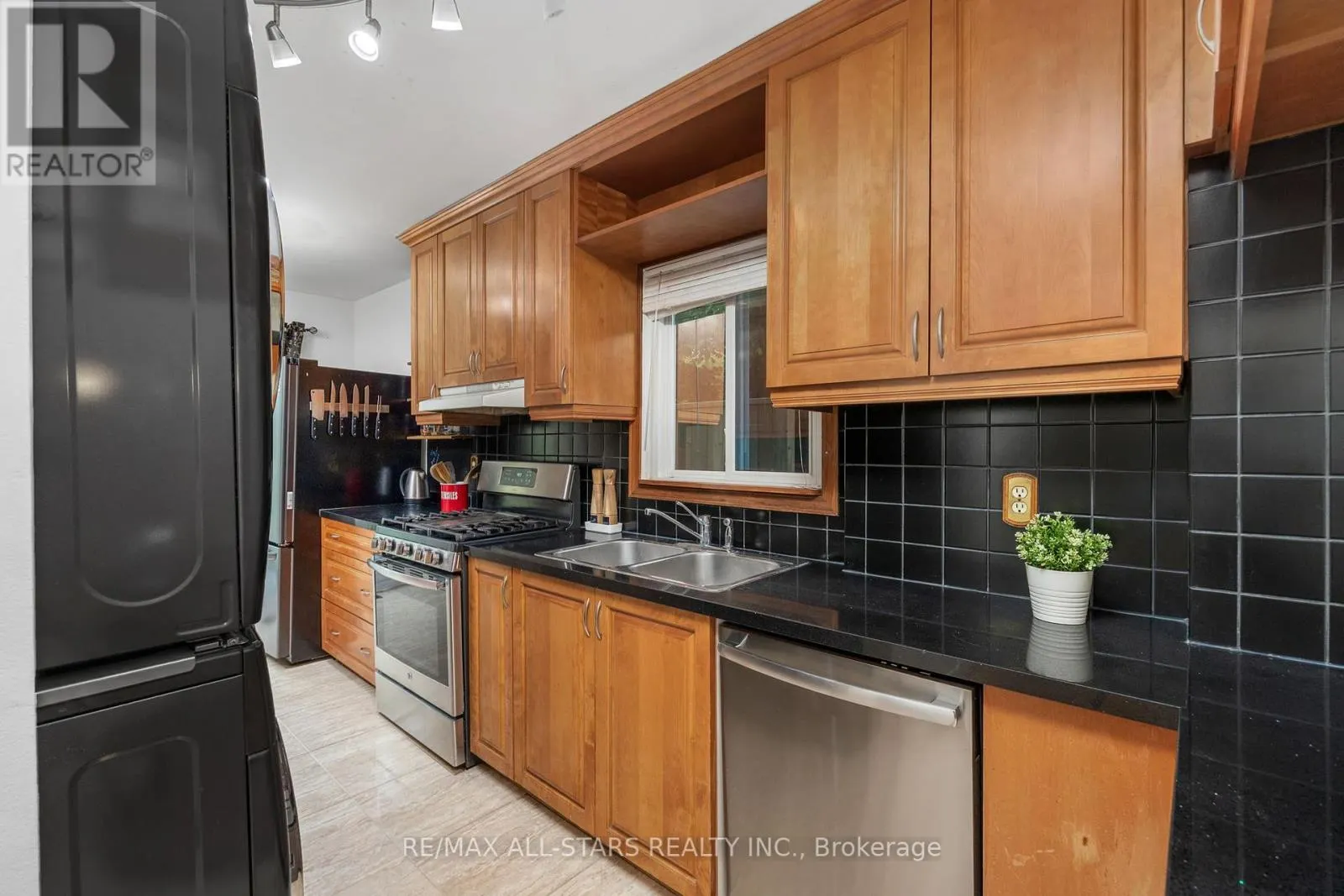 1247 CANBOROUGH CRESCENT