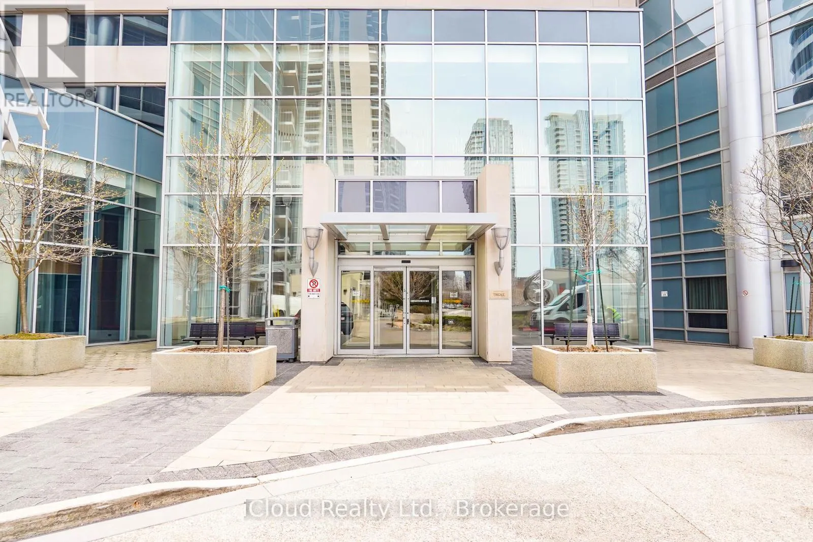 PH21 - 135 VILLAGE GREEN SQUARE