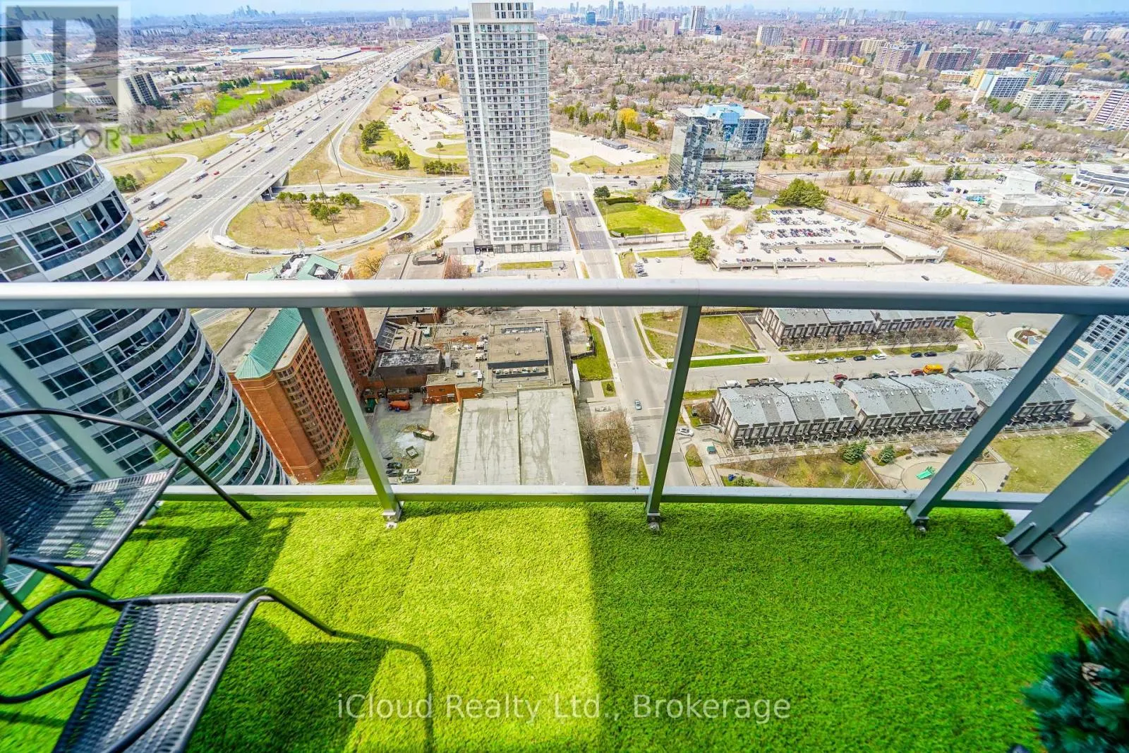 PH21 - 135 VILLAGE GREEN SQUARE