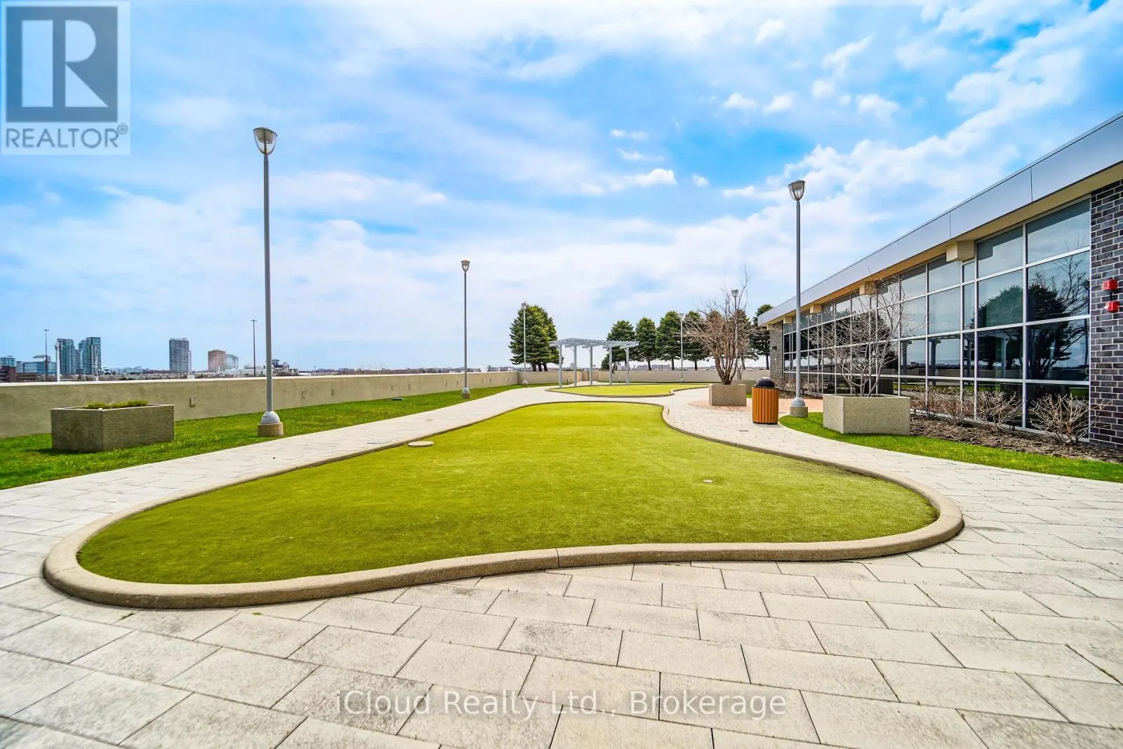 PH21 - 135 VILLAGE GREEN SQUARE