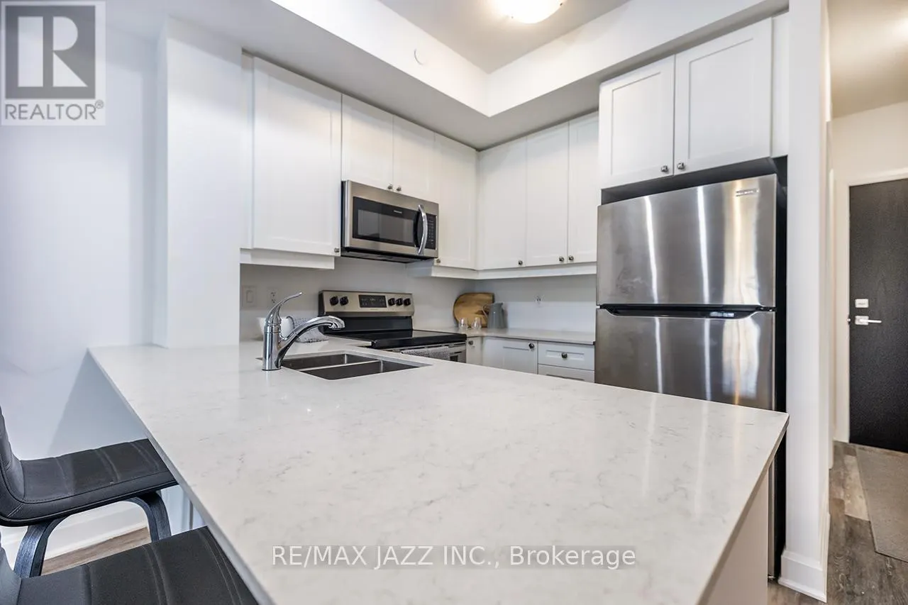 126 - 50 LAKEBREEZE DRIVE, #126