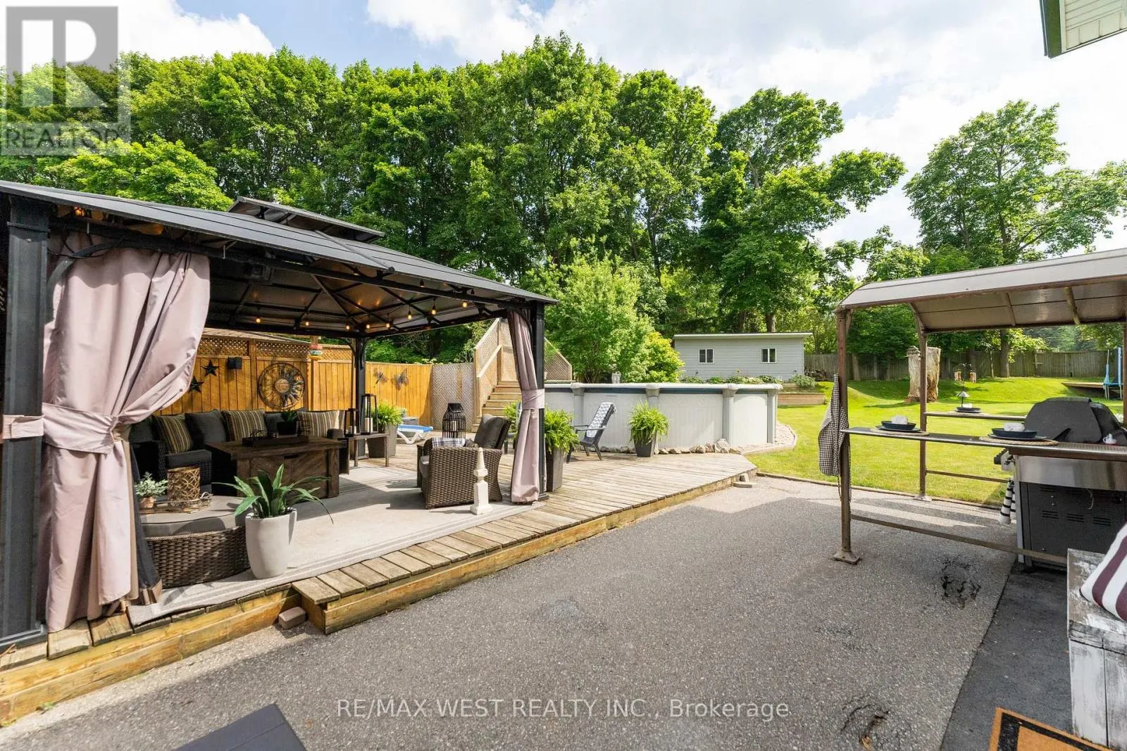 31 PIXLEY CRESCENT