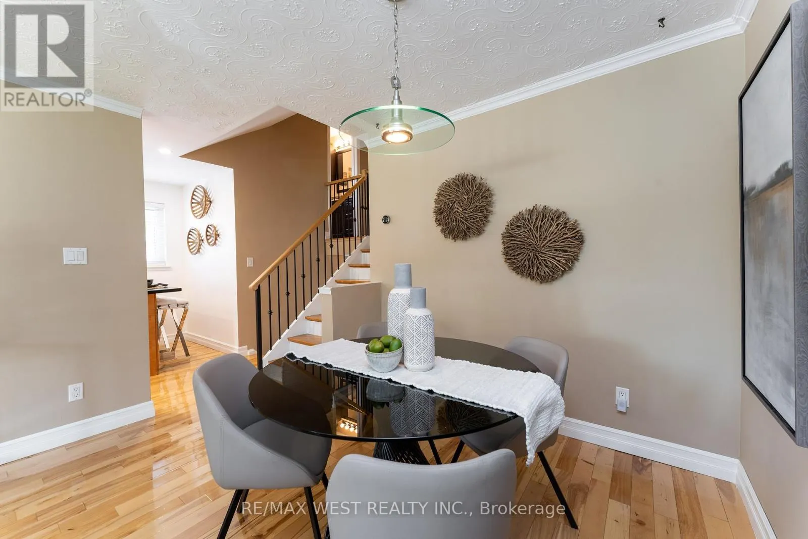 31 PIXLEY CRESCENT