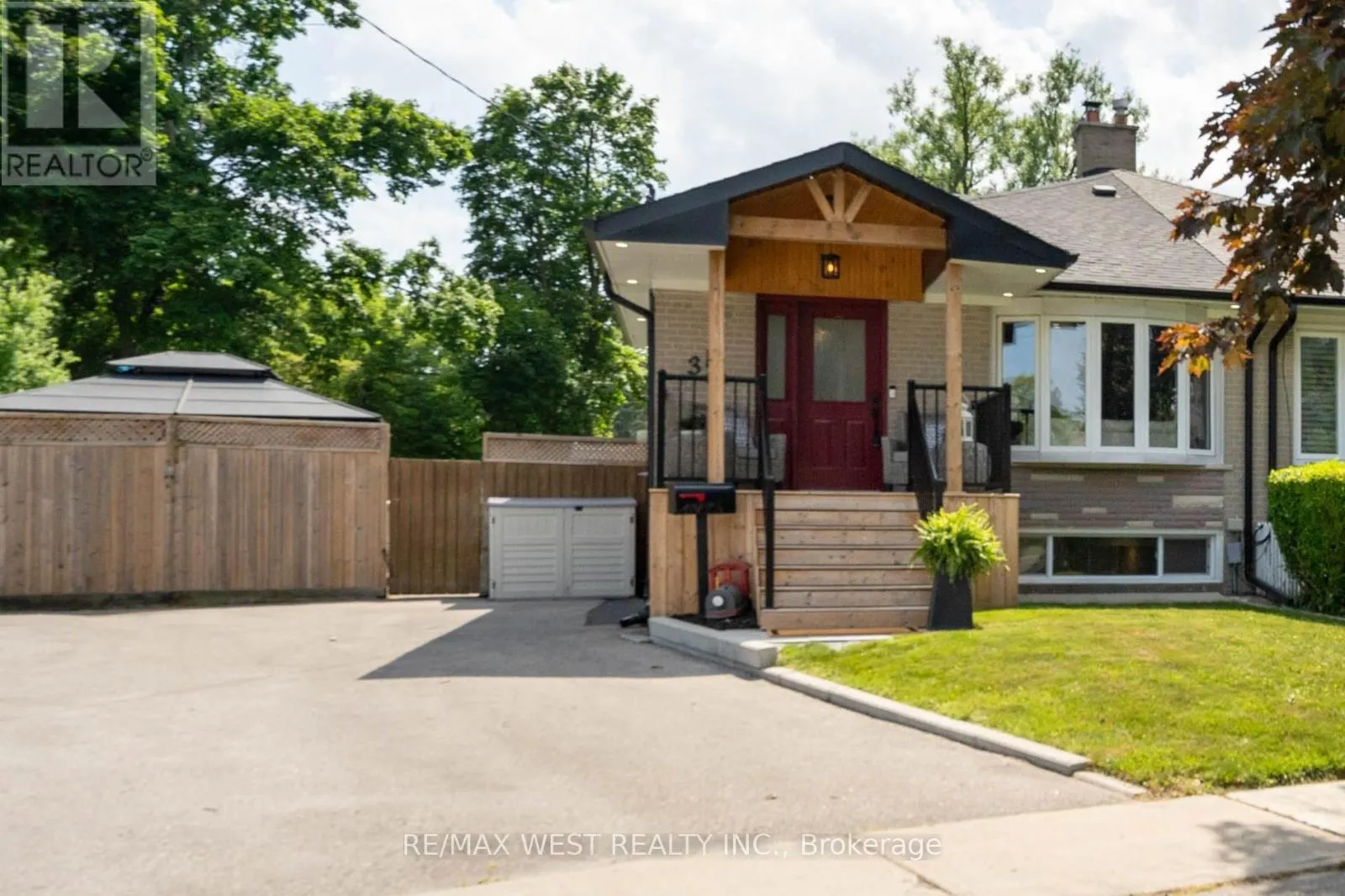 31 PIXLEY CRESCENT