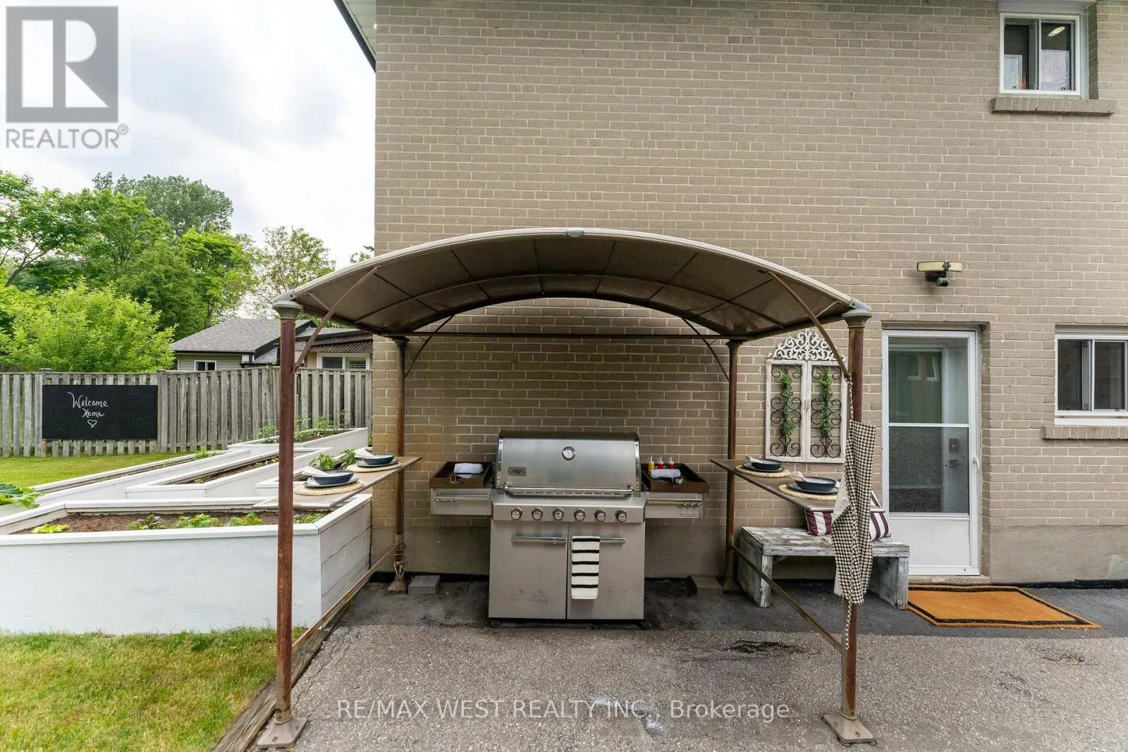 31 PIXLEY CRESCENT