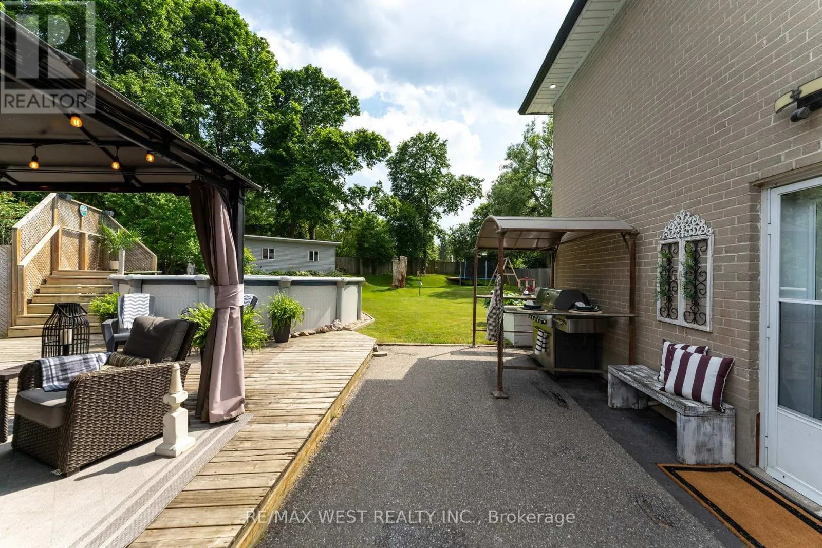 31 PIXLEY CRESCENT
