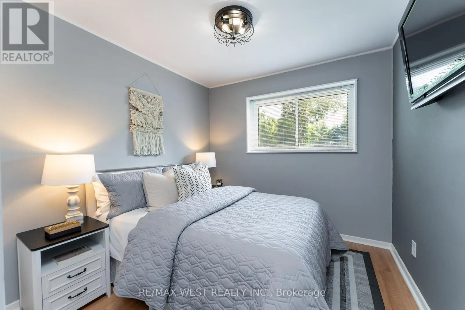 31 PIXLEY CRESCENT