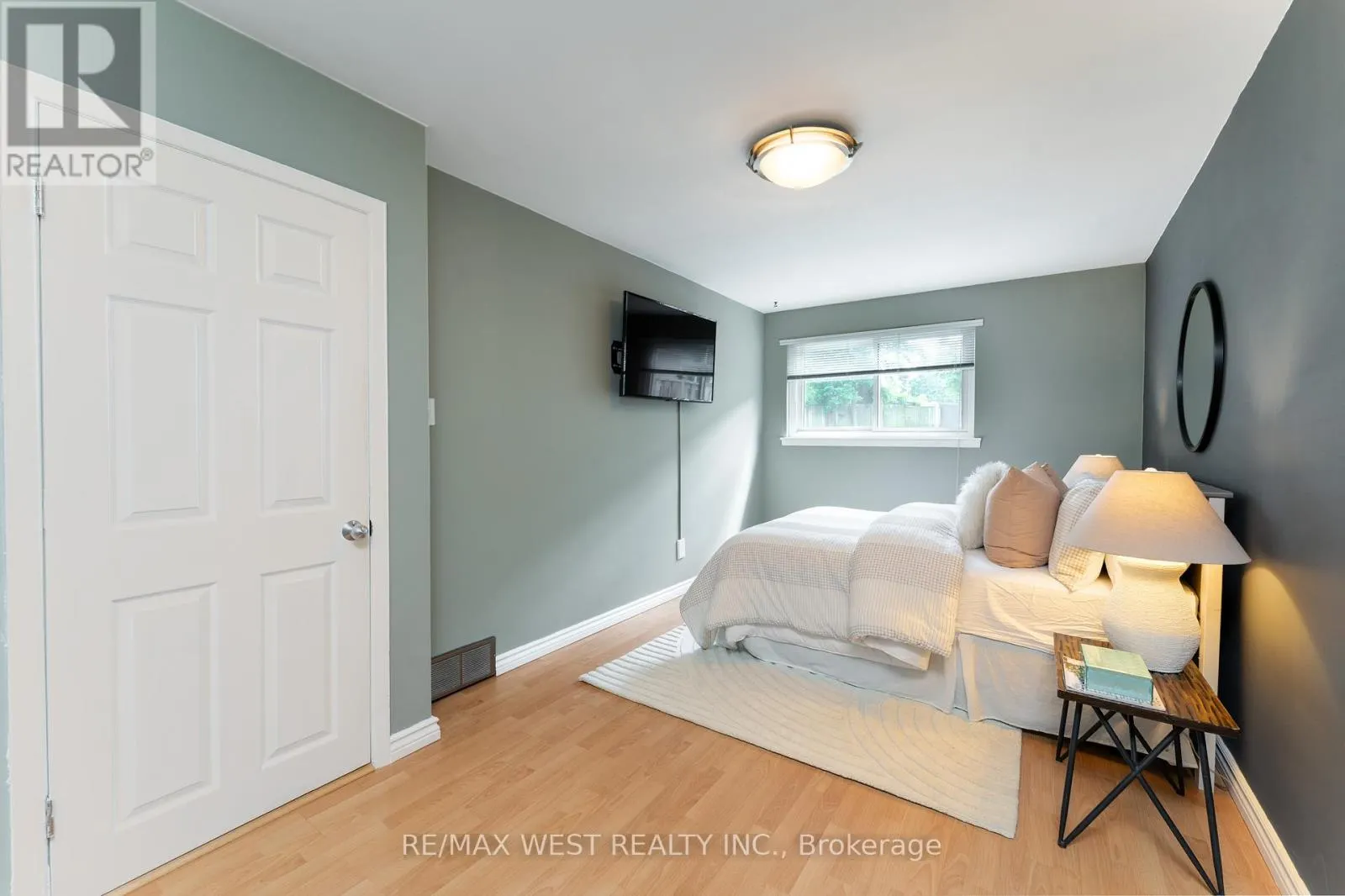 31 PIXLEY CRESCENT