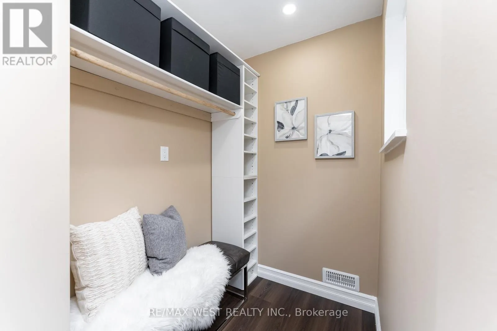 31 PIXLEY CRESCENT