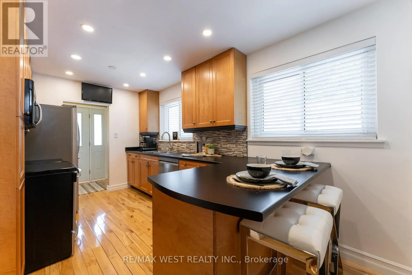 31 PIXLEY CRESCENT