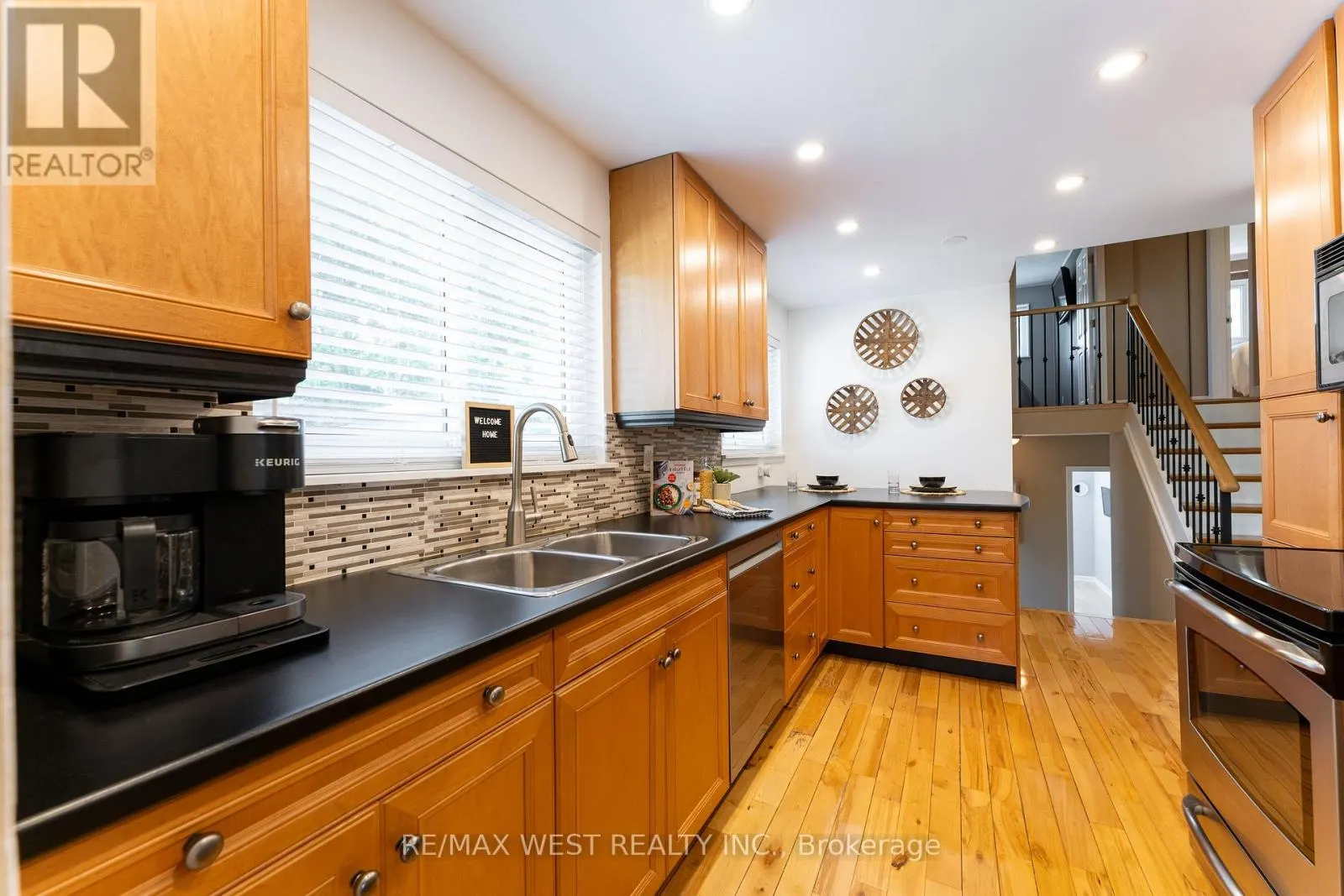 31 PIXLEY CRESCENT