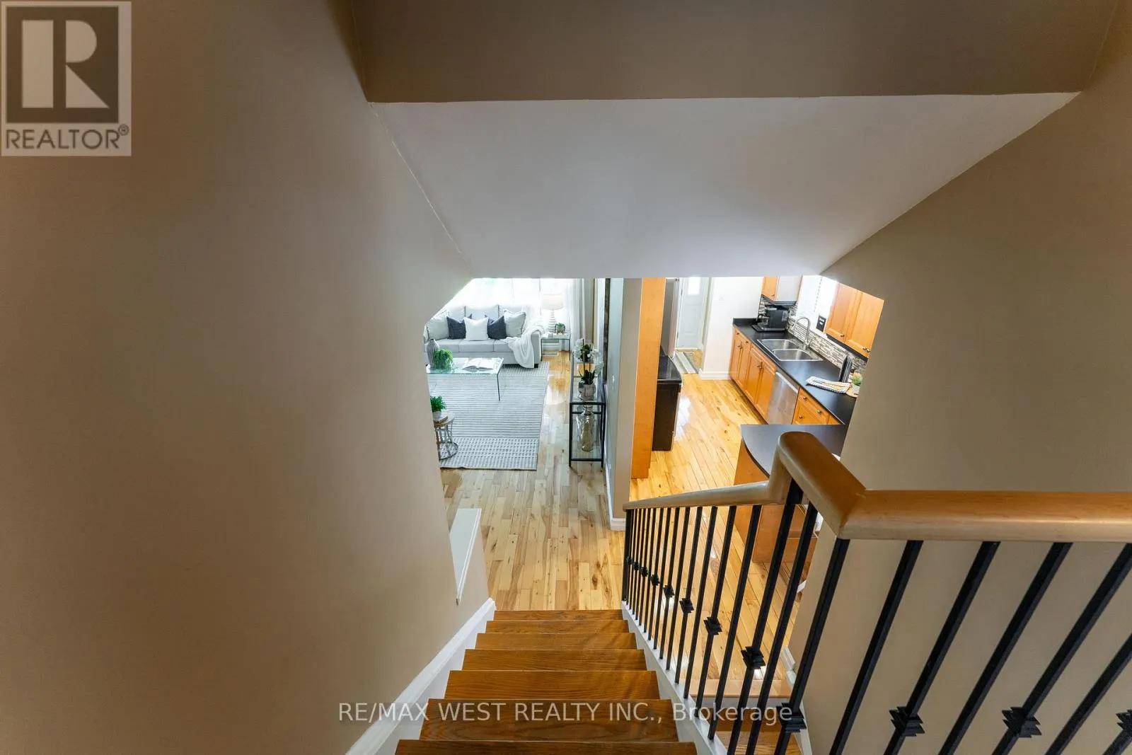 31 PIXLEY CRESCENT