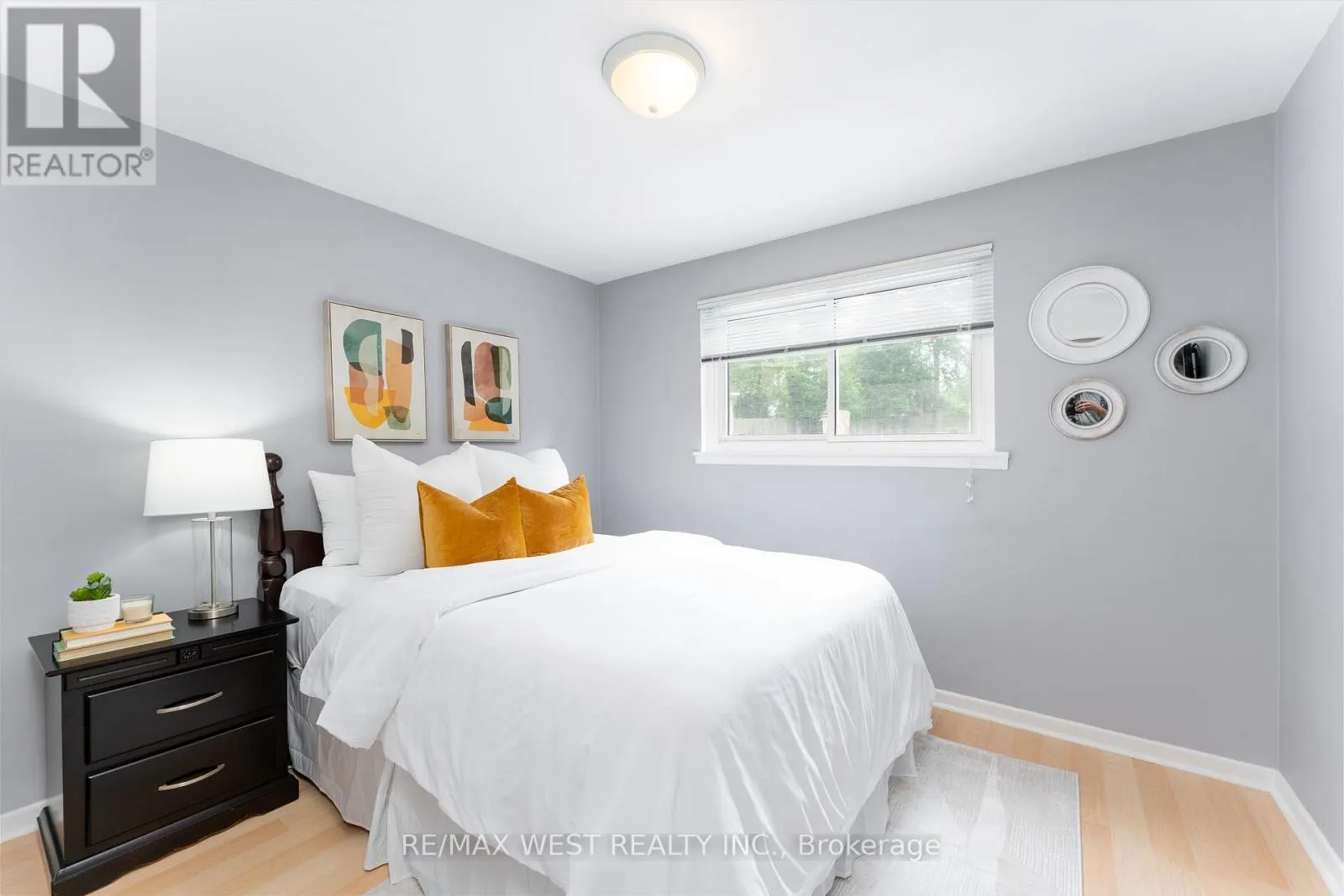 31 PIXLEY CRESCENT