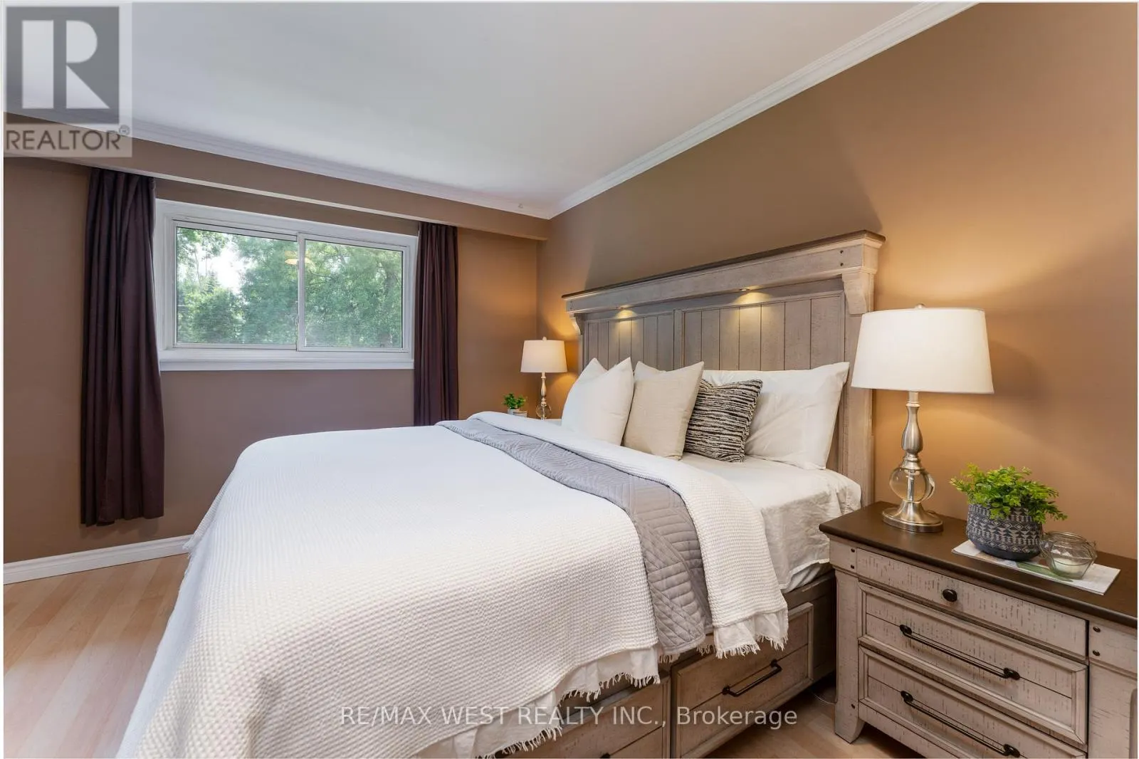 31 PIXLEY CRESCENT