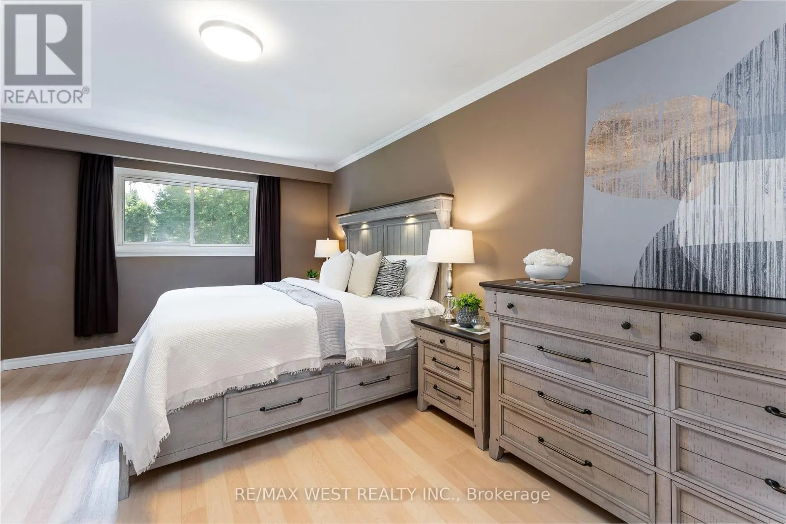 31 PIXLEY CRESCENT