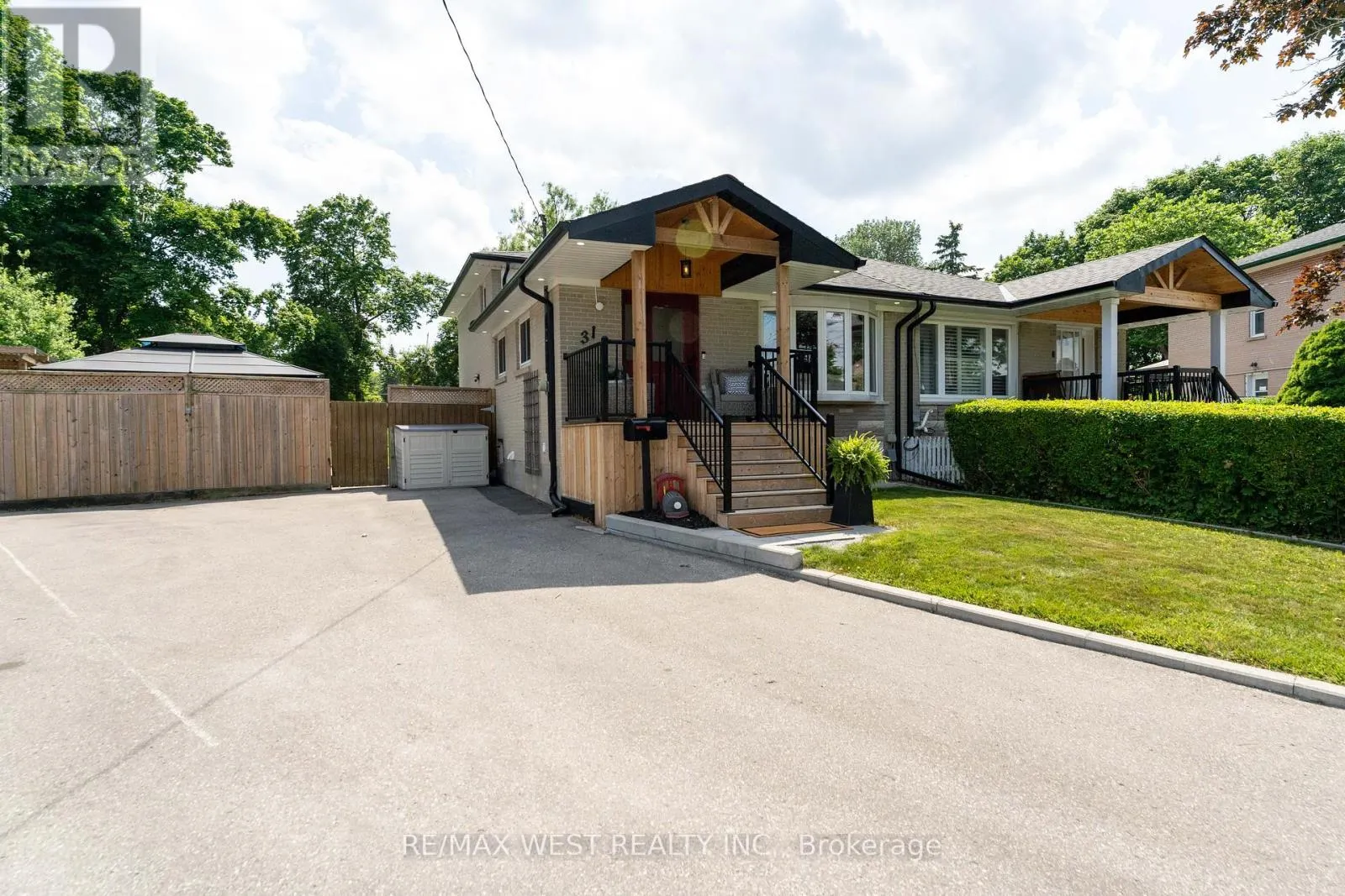 31 PIXLEY CRESCENT