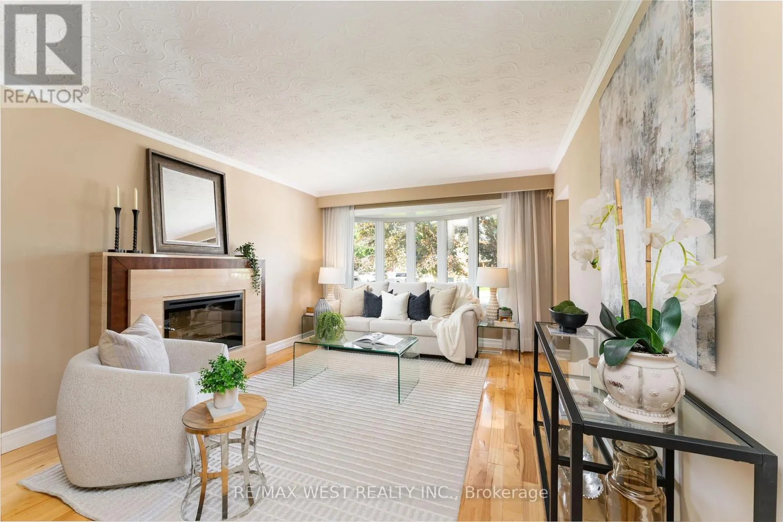 31 PIXLEY CRESCENT