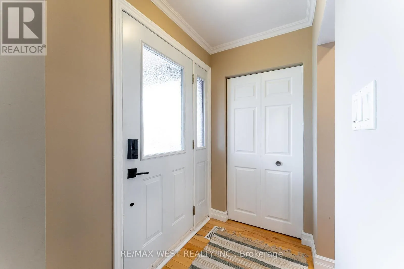 31 PIXLEY CRESCENT