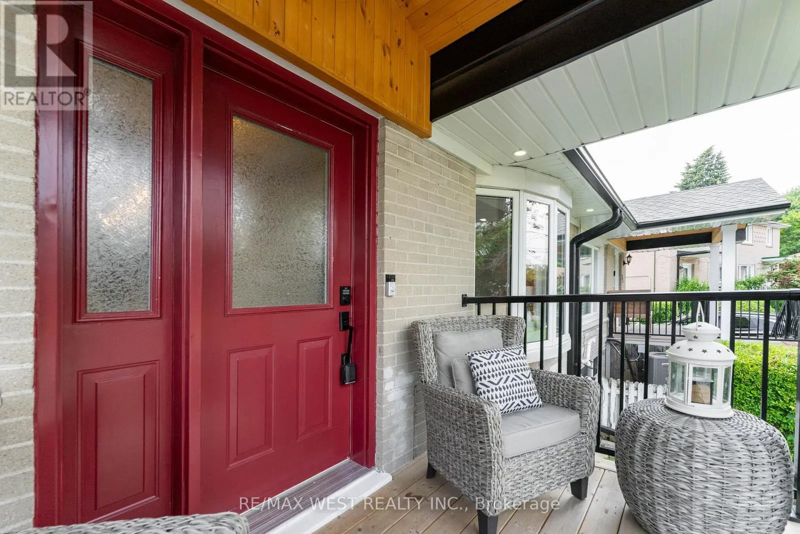 31 PIXLEY CRESCENT