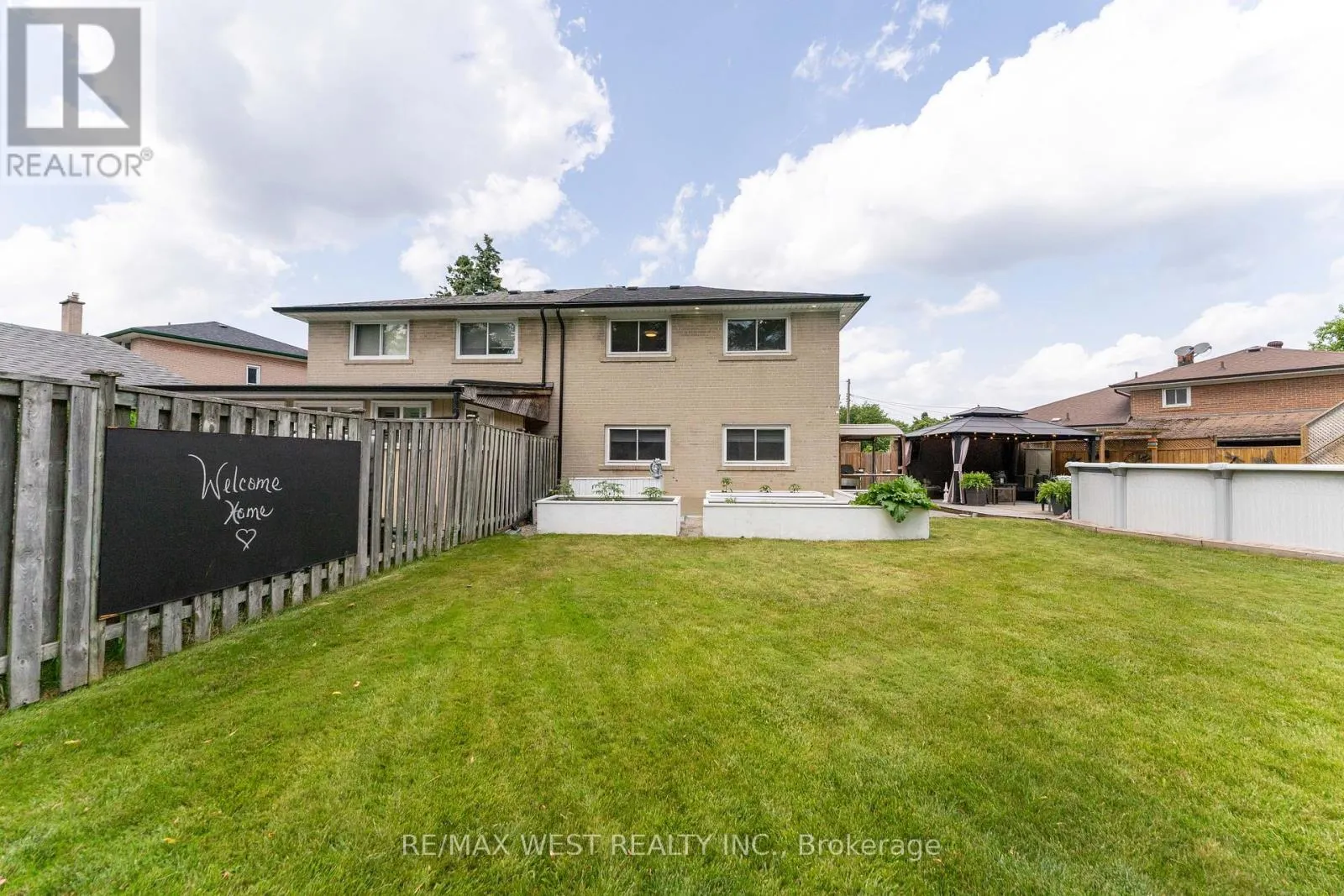 31 PIXLEY CRESCENT