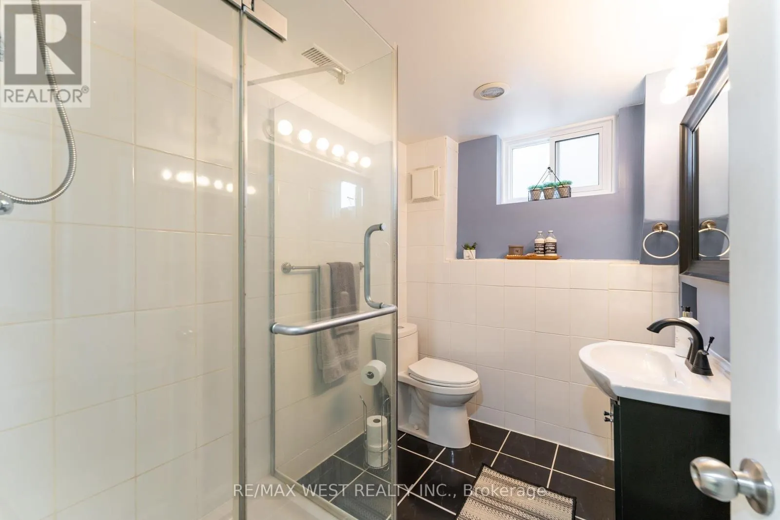 31 PIXLEY CRESCENT