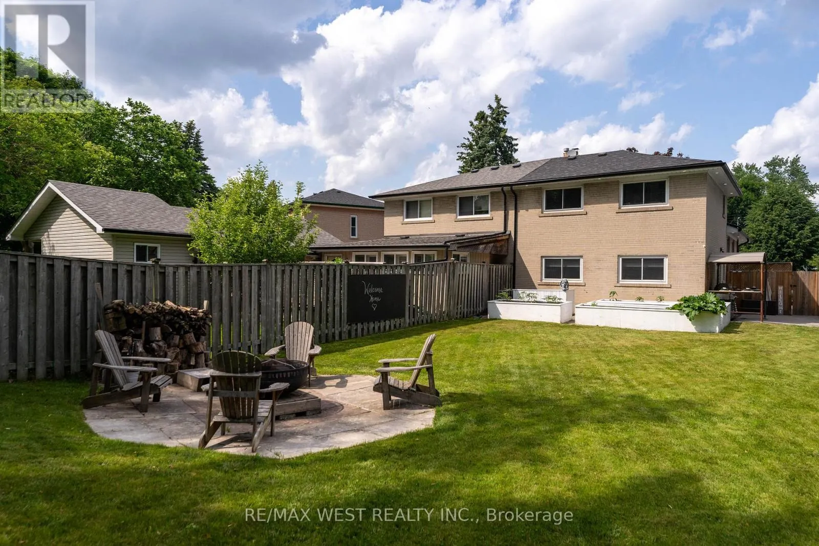 31 PIXLEY CRESCENT