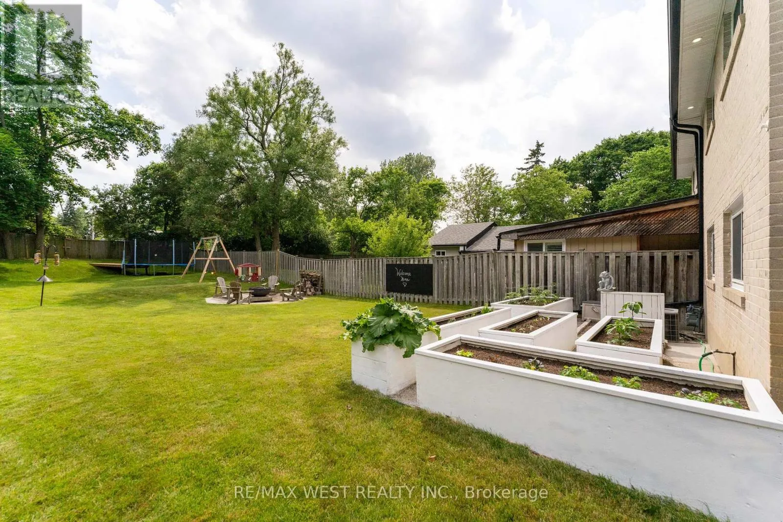31 PIXLEY CRESCENT