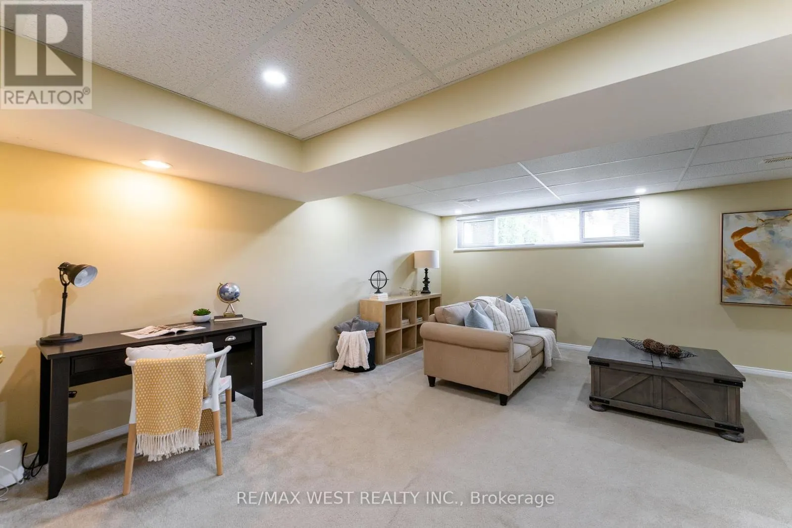 31 PIXLEY CRESCENT