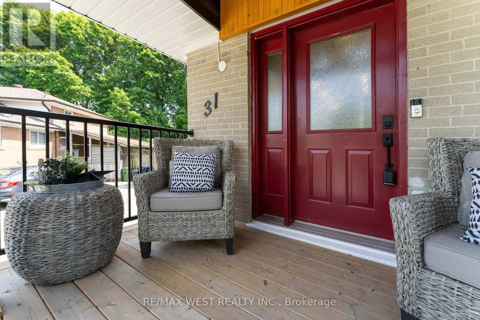 31 PIXLEY CRESCENT