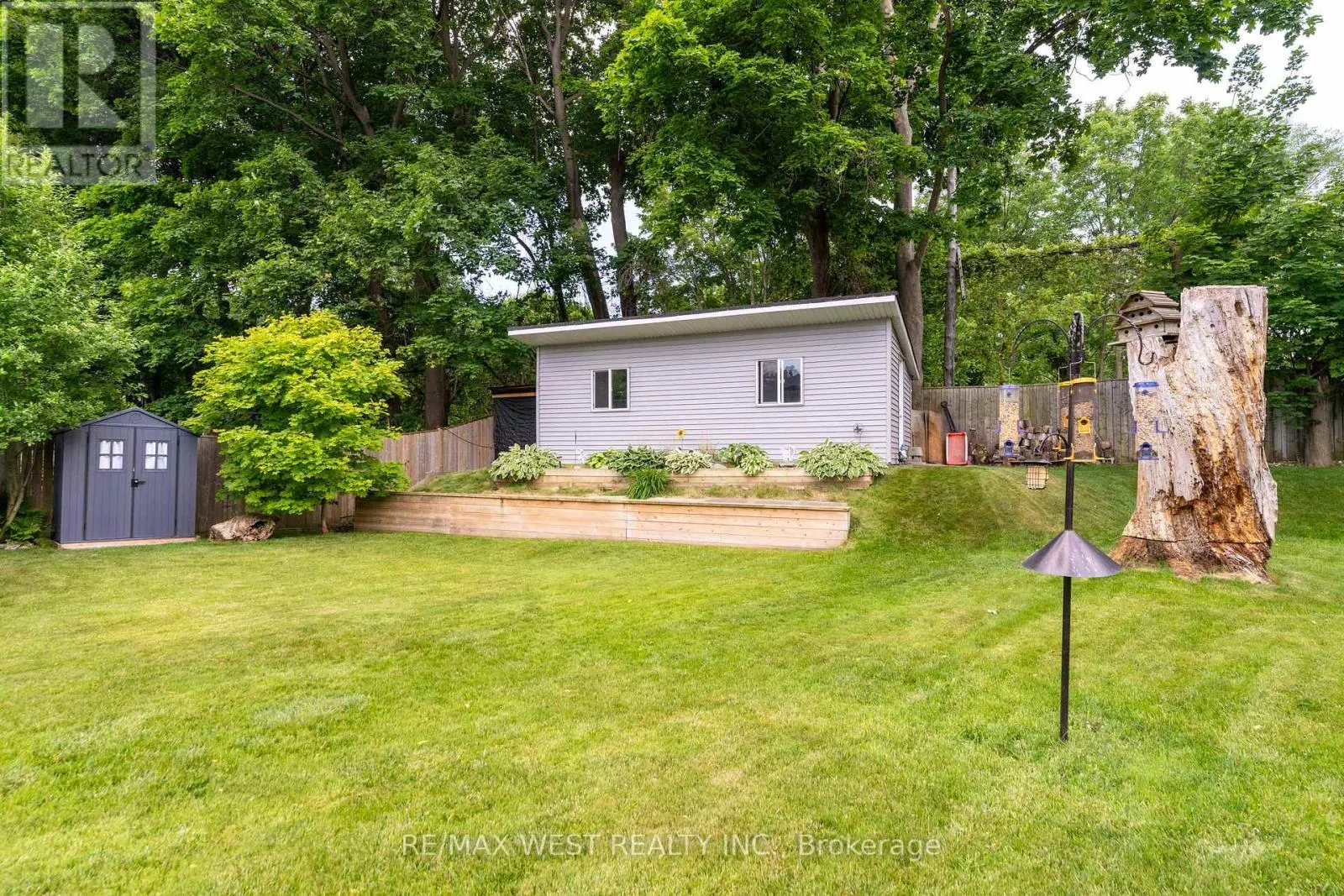 31 PIXLEY CRESCENT