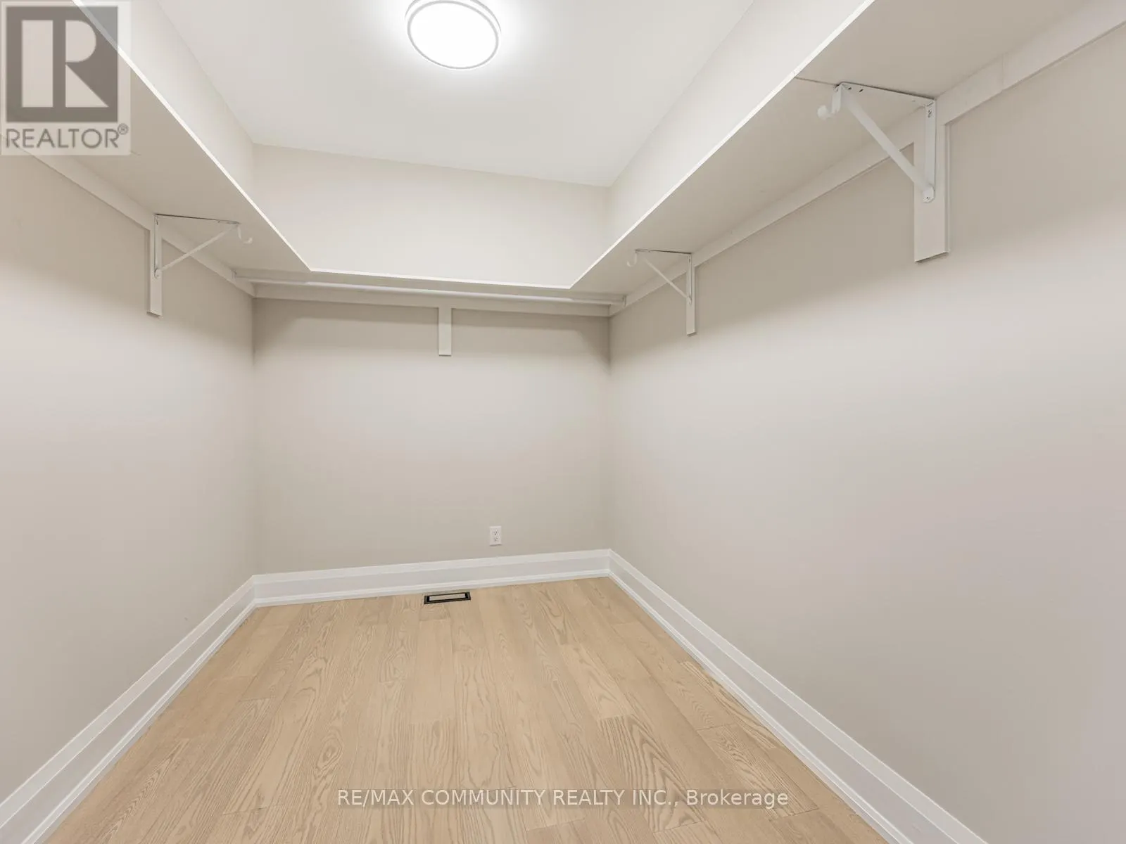 37 SUGARBUSH SQUARE