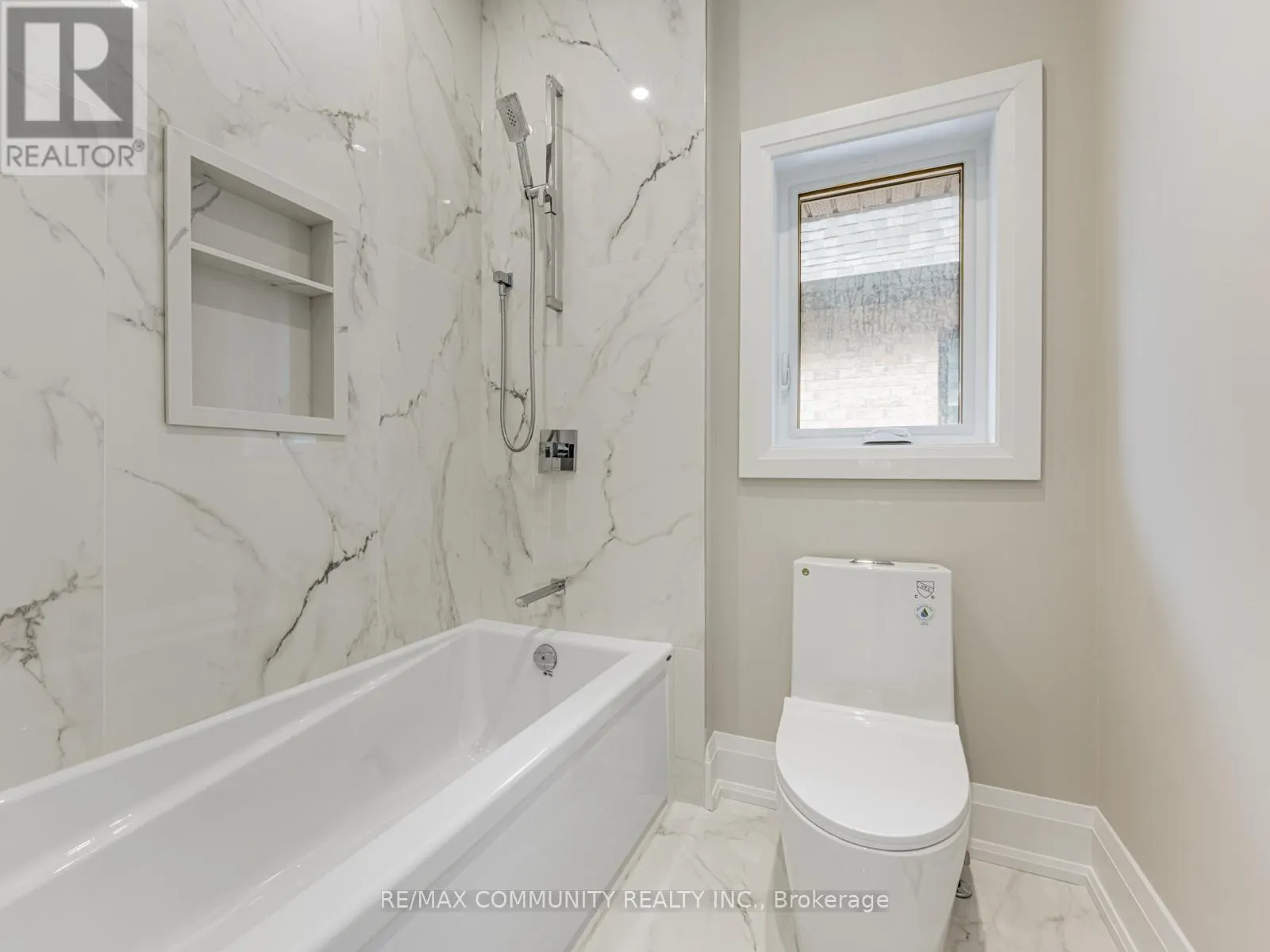 37 SUGARBUSH SQUARE