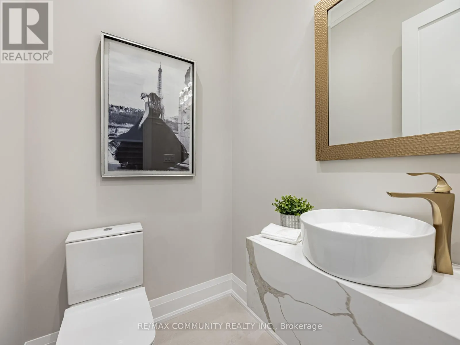 37 SUGARBUSH SQUARE
