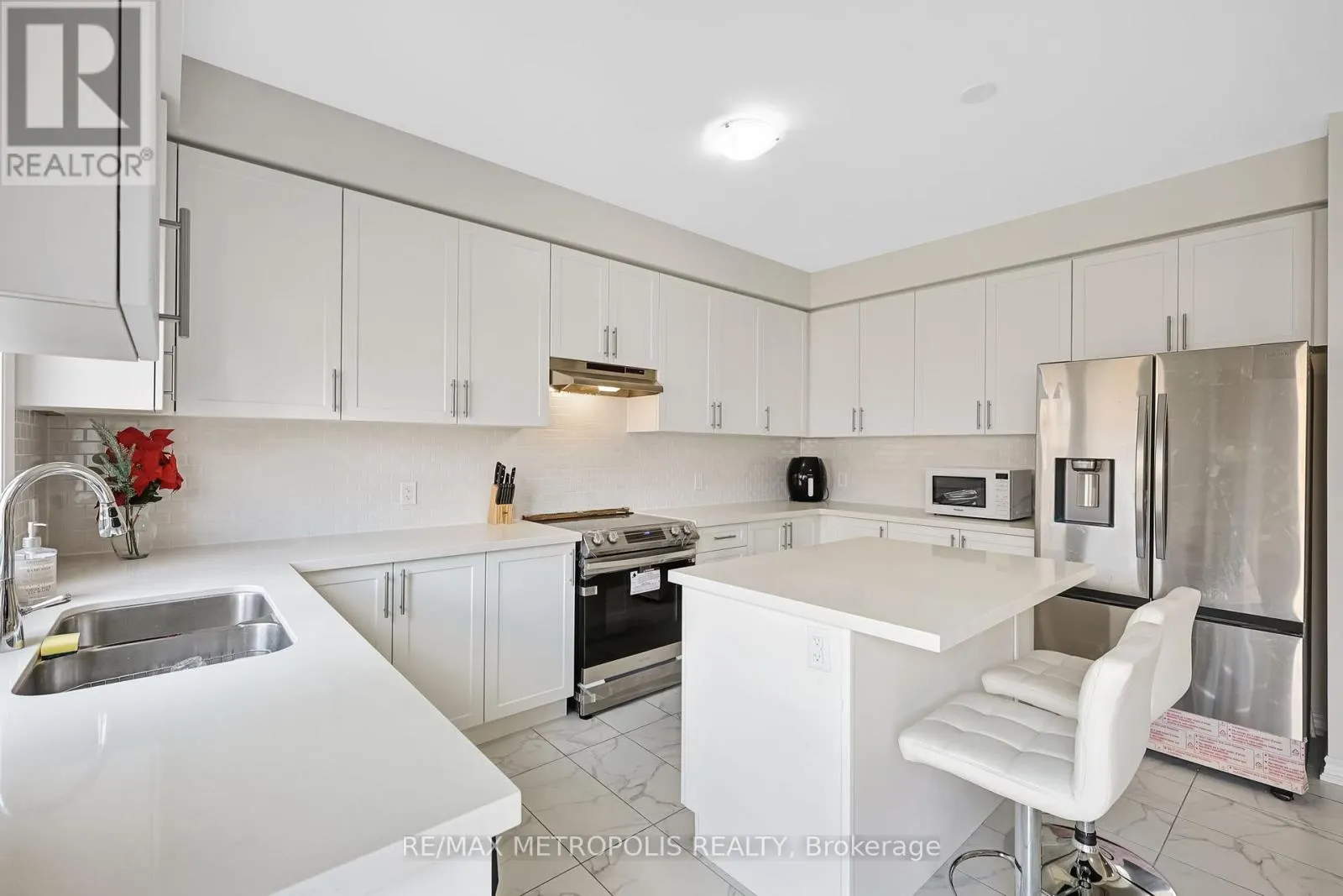 MAIN & UPPER - 15 DOUGLAS KEMP CRESCENT