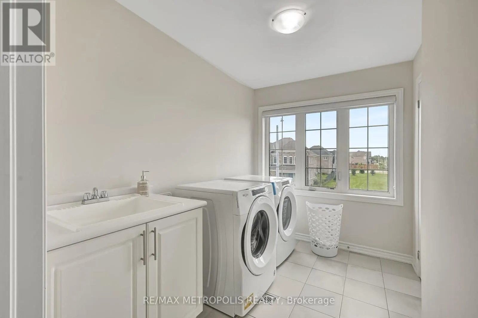 MAIN & UPPER - 15 DOUGLAS KEMP CRESCENT