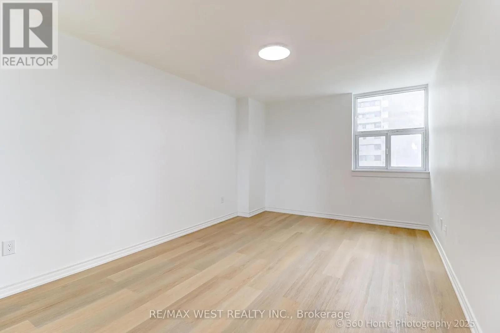 803 - 3 MASSEY SQUARE