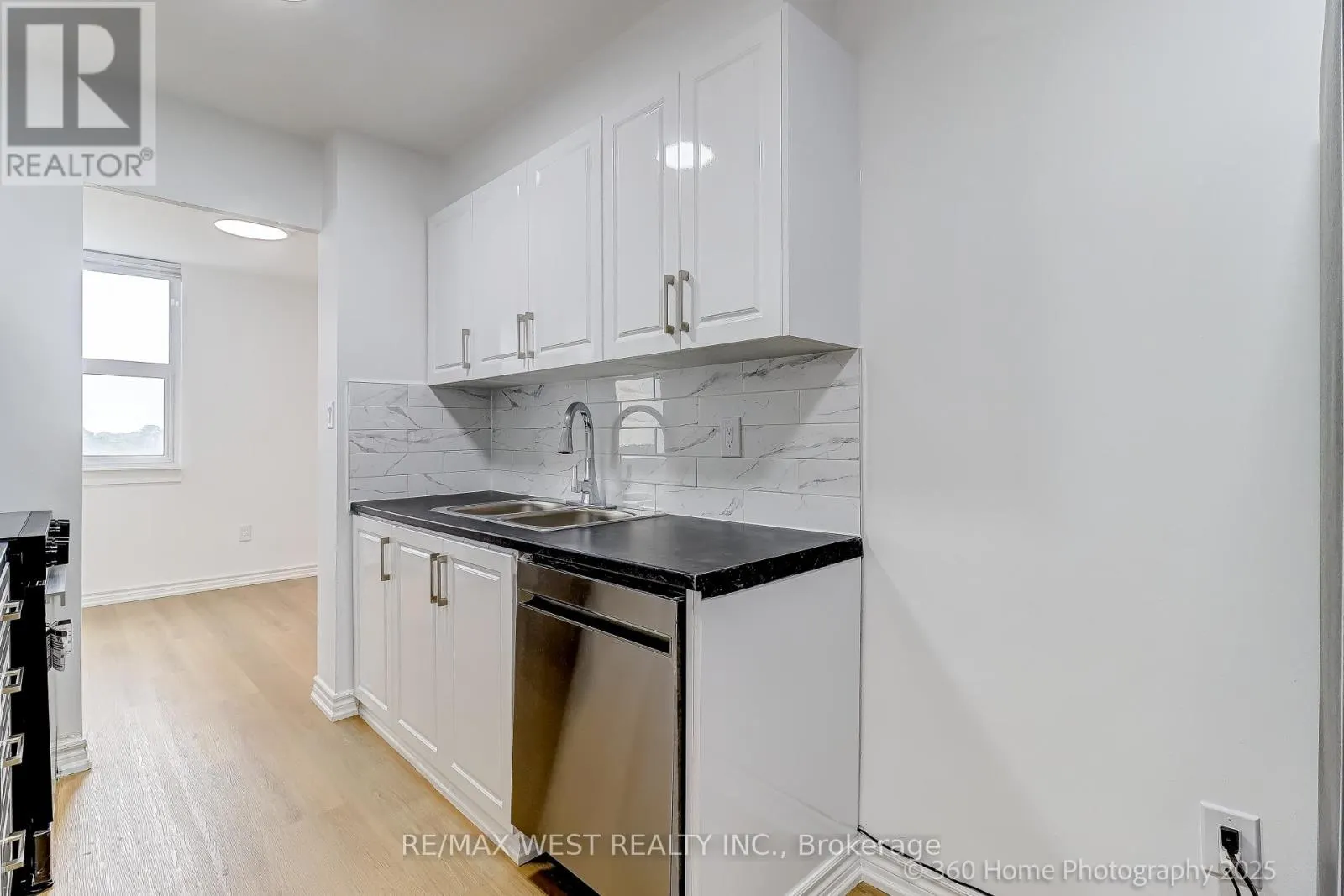 803 - 3 MASSEY SQUARE