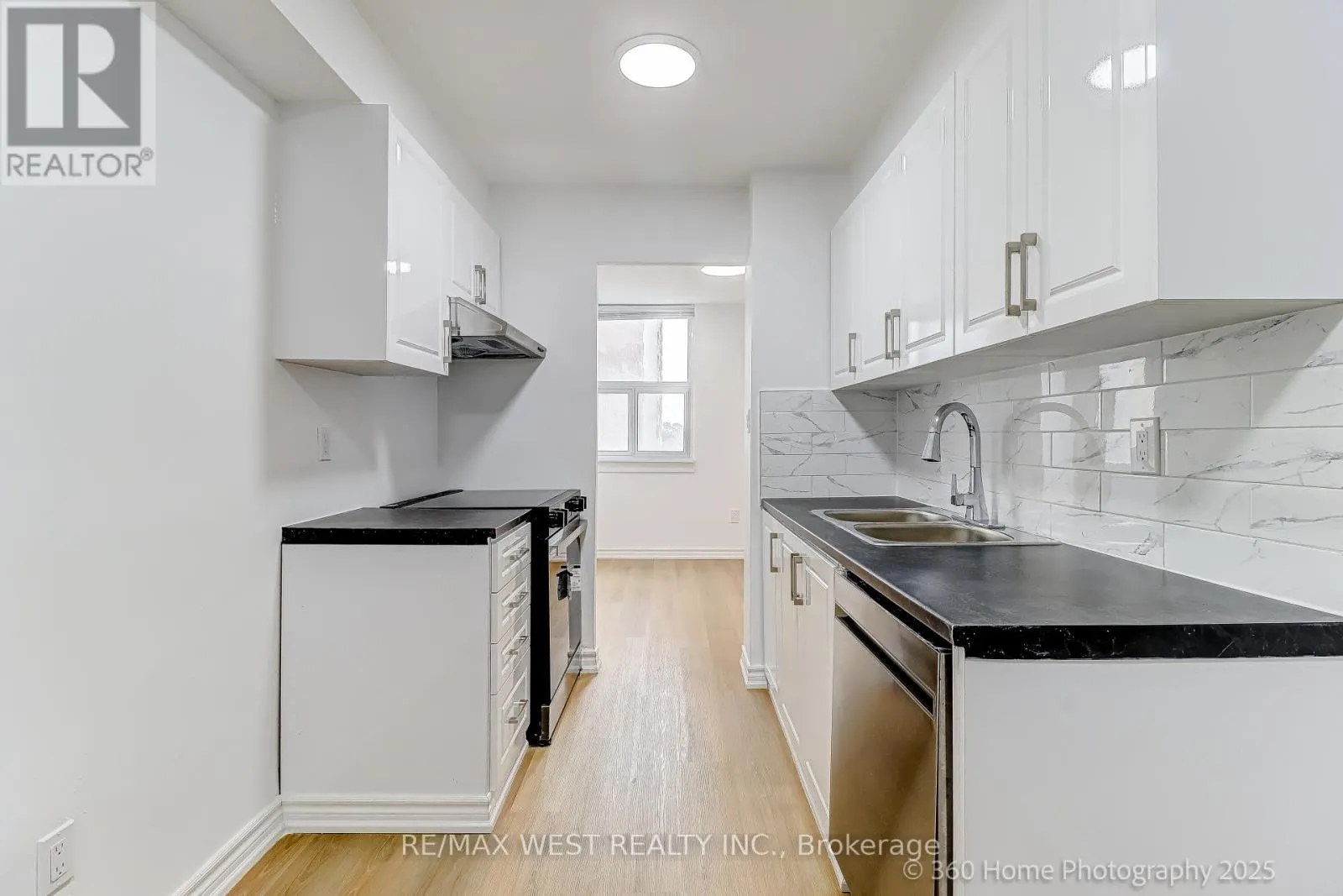 803 - 3 MASSEY SQUARE